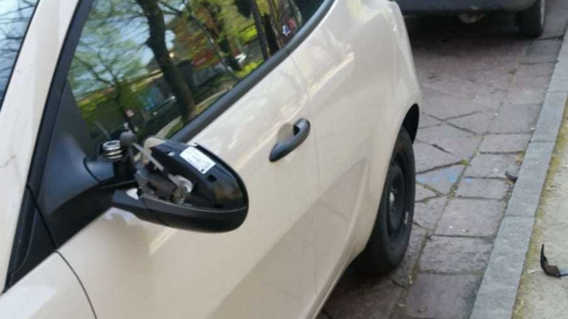 E' tornato il "vandalo degli specchietti": ancora auto danneggiate