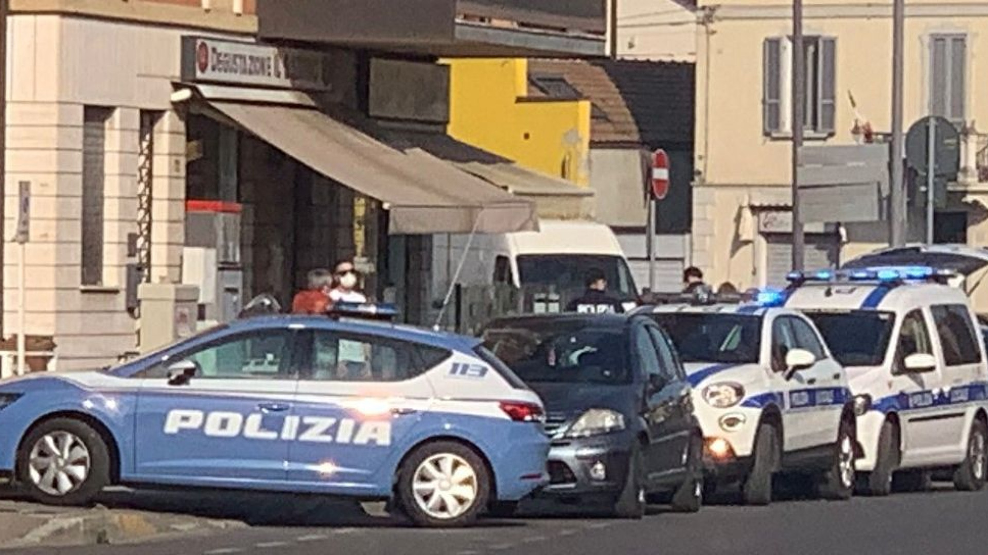 Fuggi fuggi all'arrivo dei controlli. Locale chiuso per 5 giorni e clienti multati