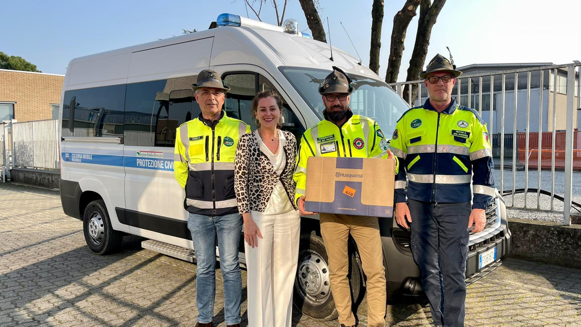 Da un’azienda piacentina l’aiuto agli alpini: Laminati Cavanna dona una motosega
