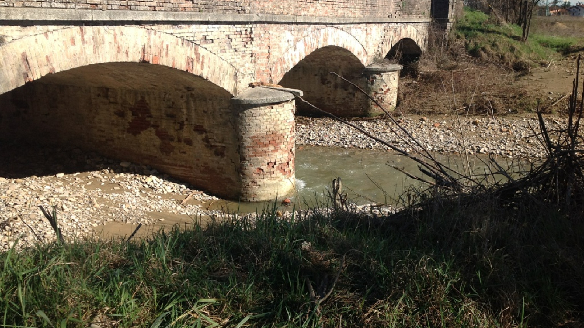 Vezzeno, arcate del ponte occluse: "Ogni pioggia fa paura"