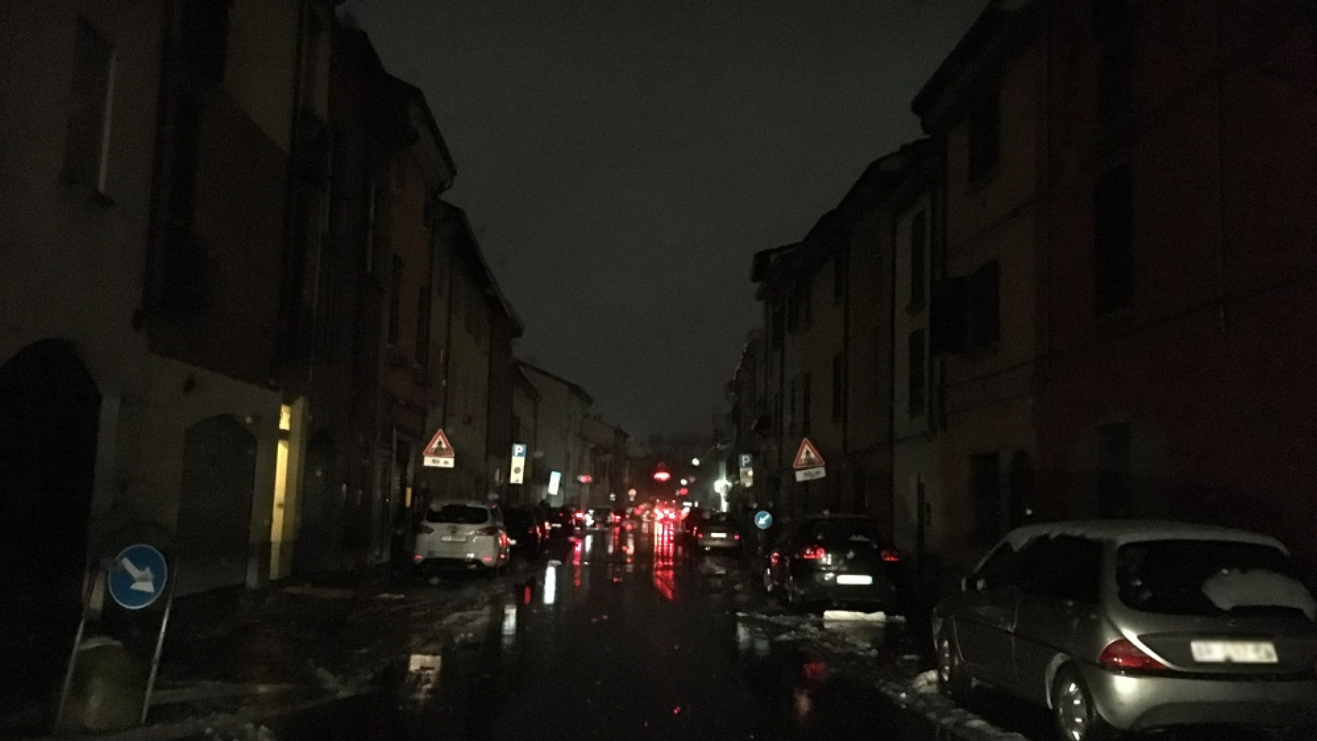 Ancora un black out improvviso in città: via Borghetto rimane al buio