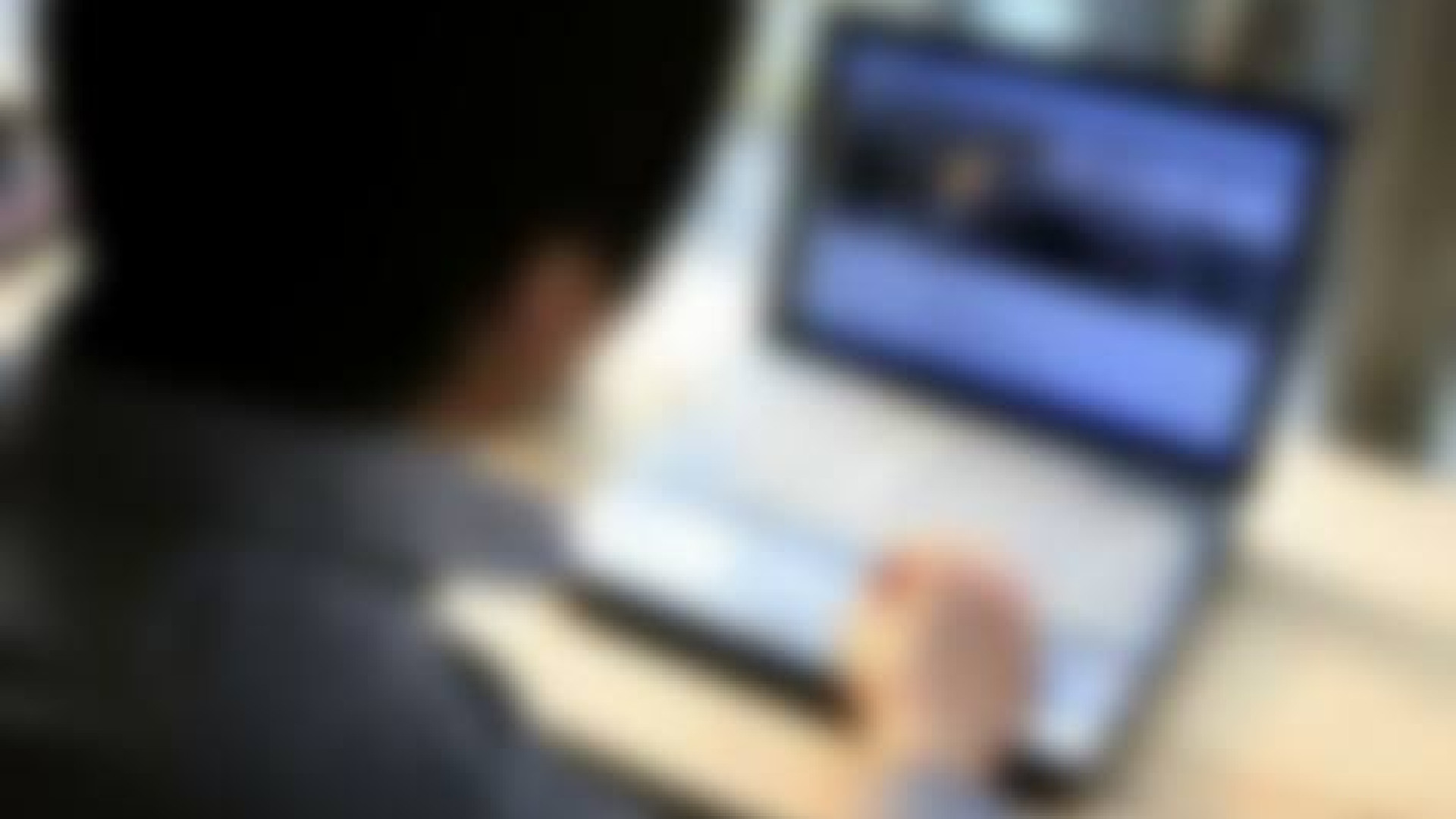 Condannato per aver guardato foto pedopornografiche in biblioteca