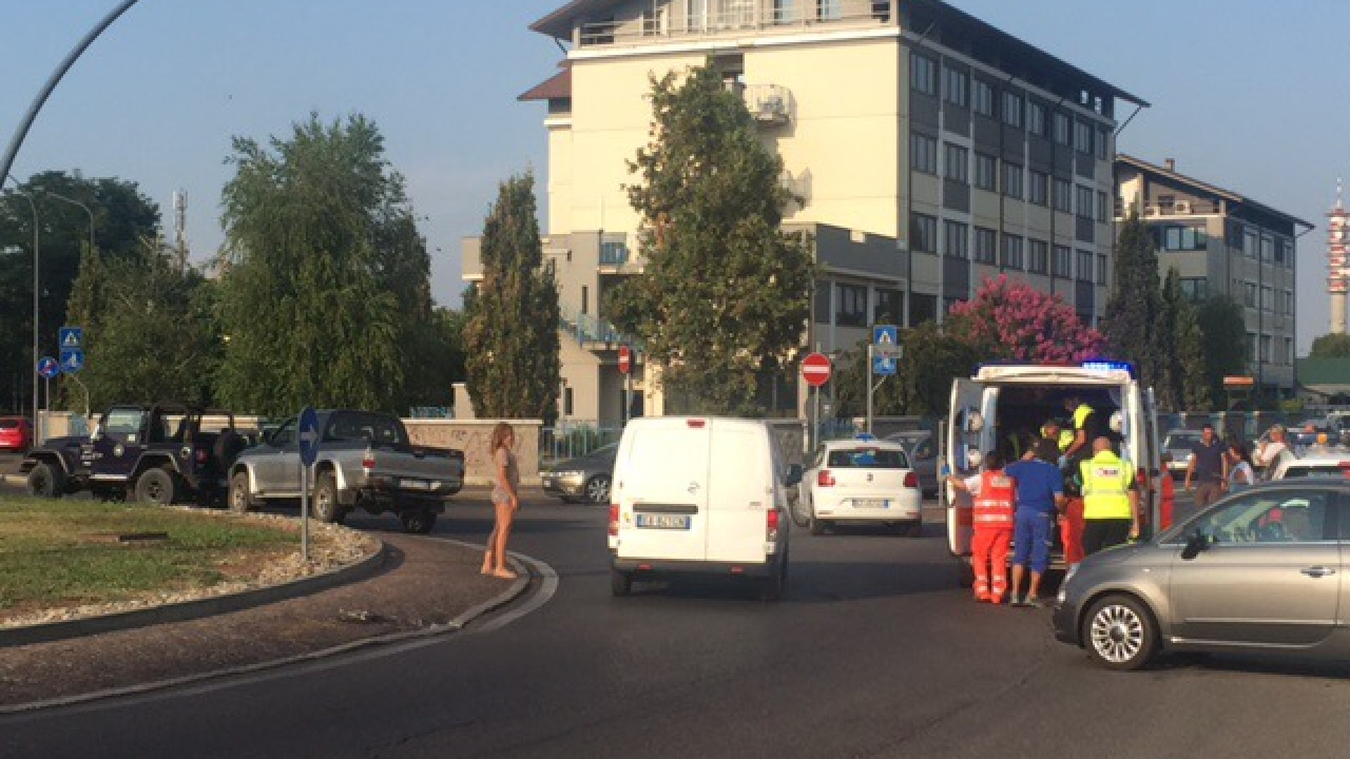 Scontro auto-bici alla rotonda di via Beati: ciclista a Parma in elicottero