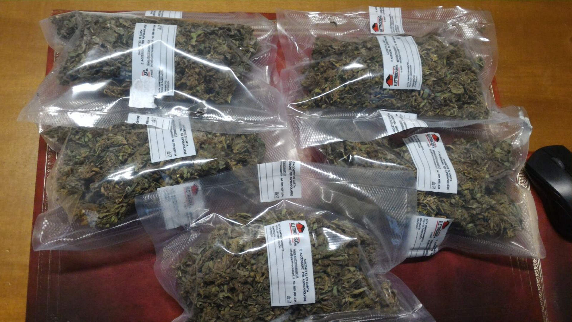 Odore di marijuana: "E' il mio profumo". Militari trovano droga
