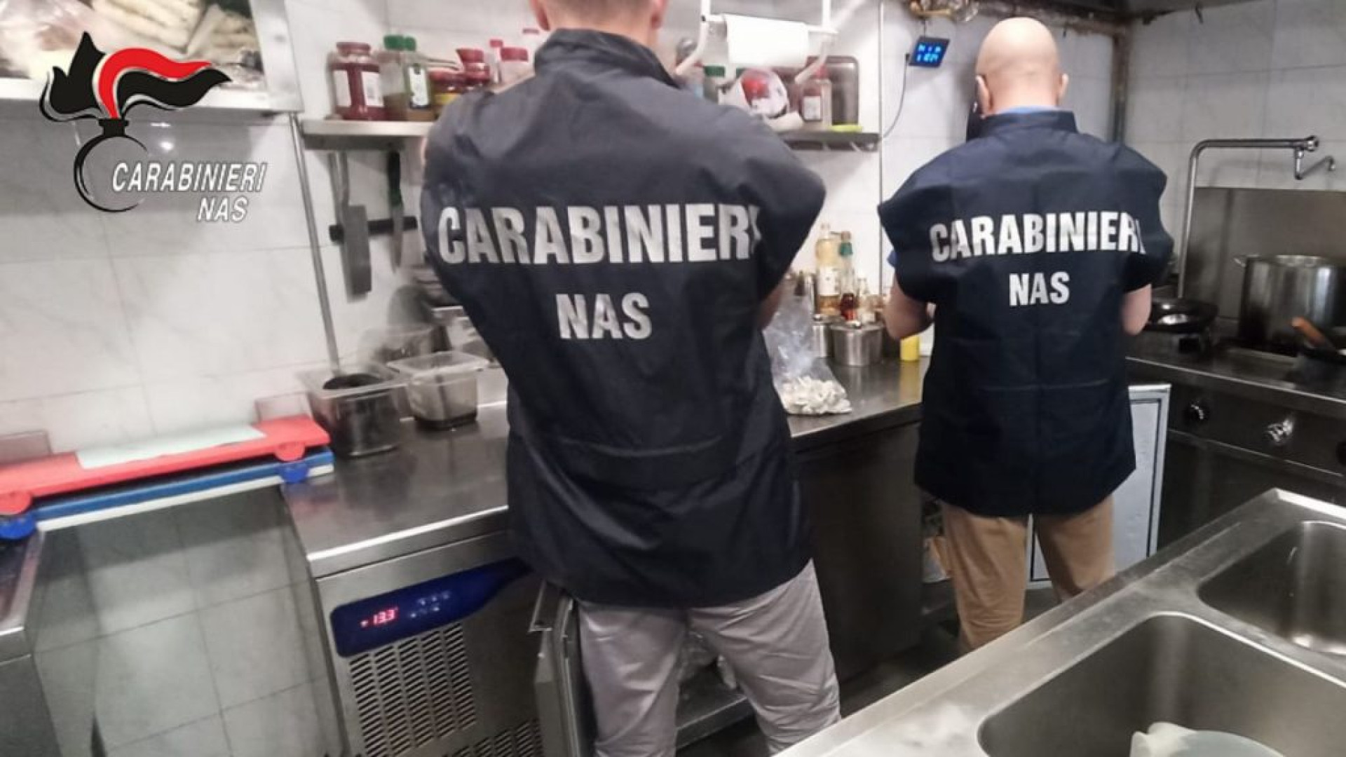 La carne suina è in regola, ma c’è sporco ovunque: mille euro di multa a un locale