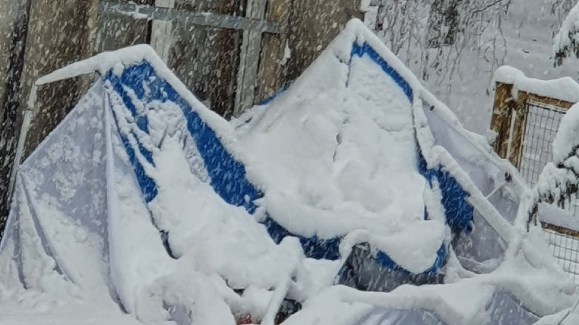 Gazebo per le visite agli anziani distrutto dalla neve: gara per ricostruirlo
