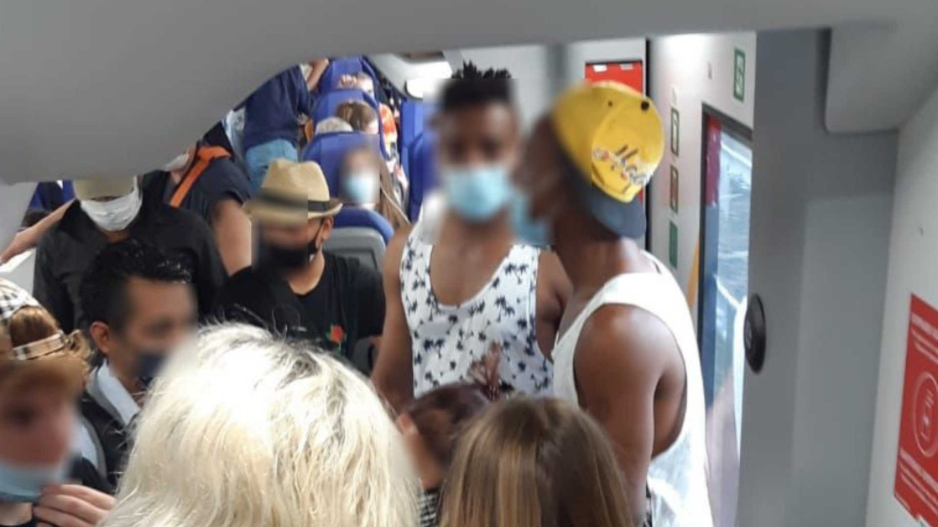 "Treni pieni, niente distanze di sicurezza". Le segnalazioni dei pendolari