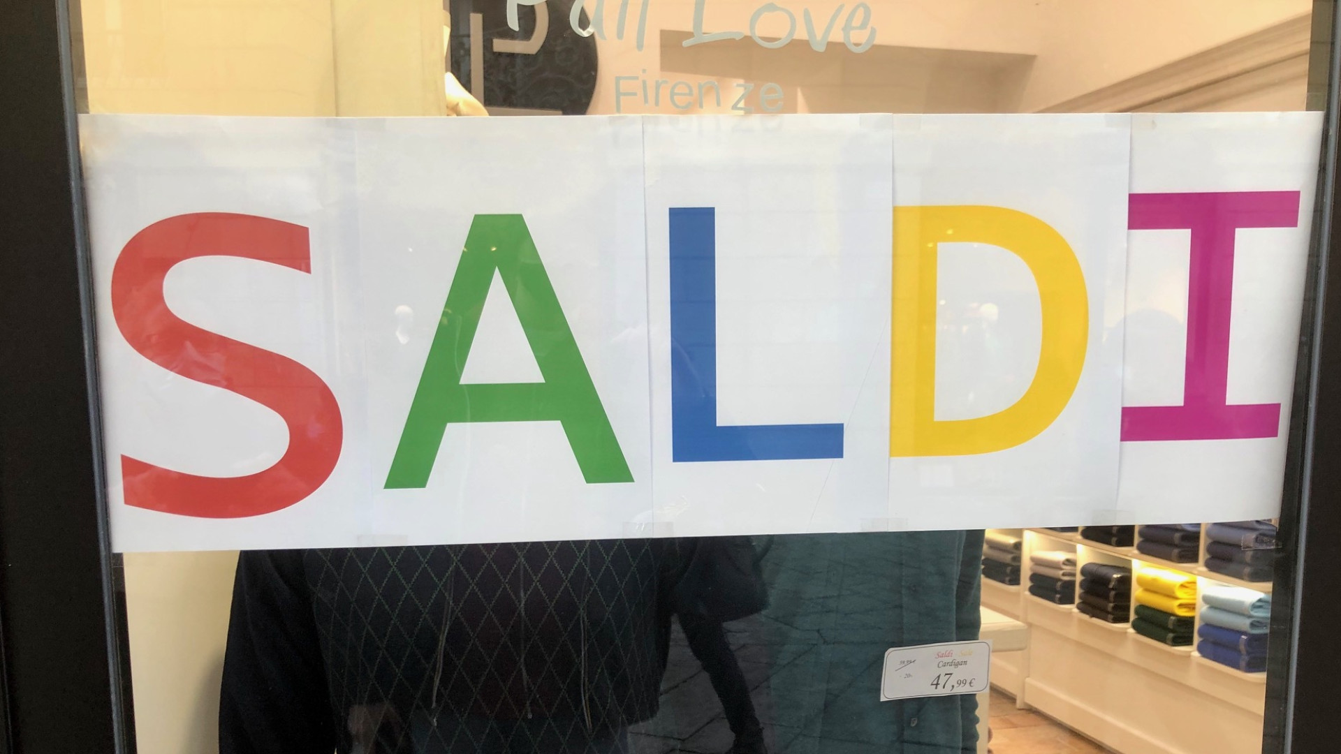 Al via i saldi anche a Piacenza, i negozianti: "La fine della crisi è lontana"