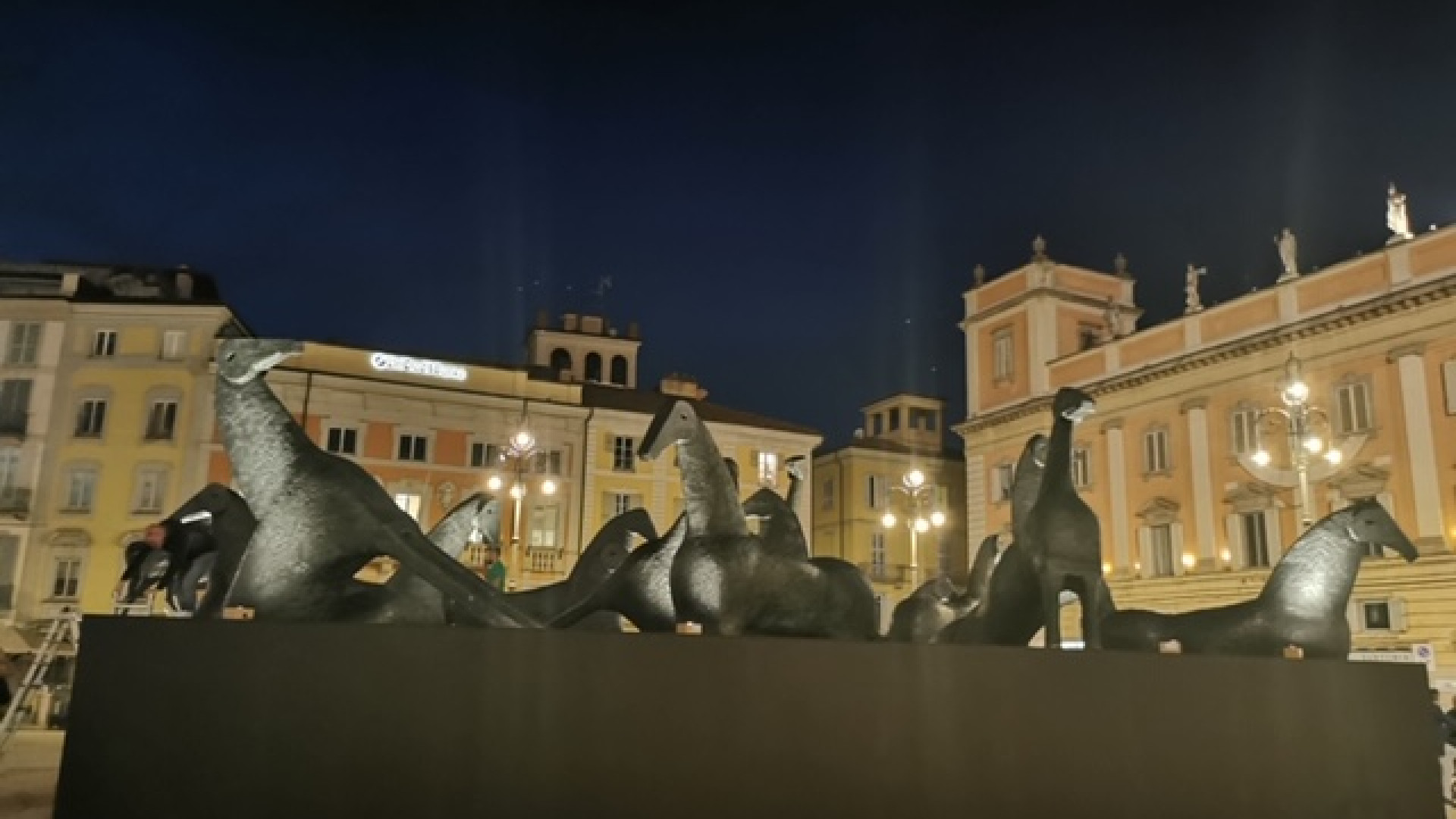 I cavalli in piazza diventano 20: montata l'installazione di Mimmo Paladino