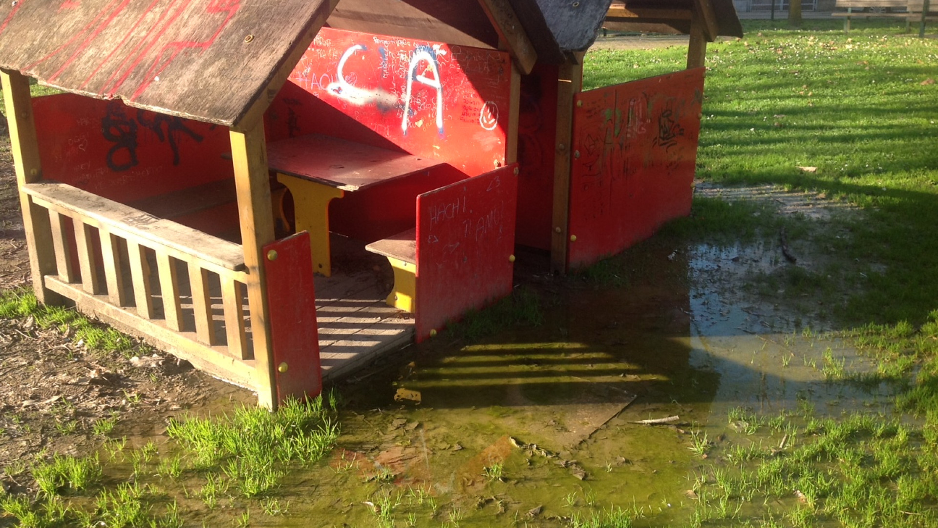 Via Grandi, degrado al parco giochi.I residenti: "Il Comune intervenga"