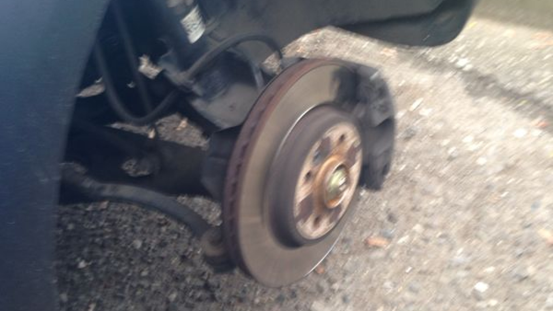 Castelvetro, parcheggia l’auto davanti a casa e la ritrova senza gomme