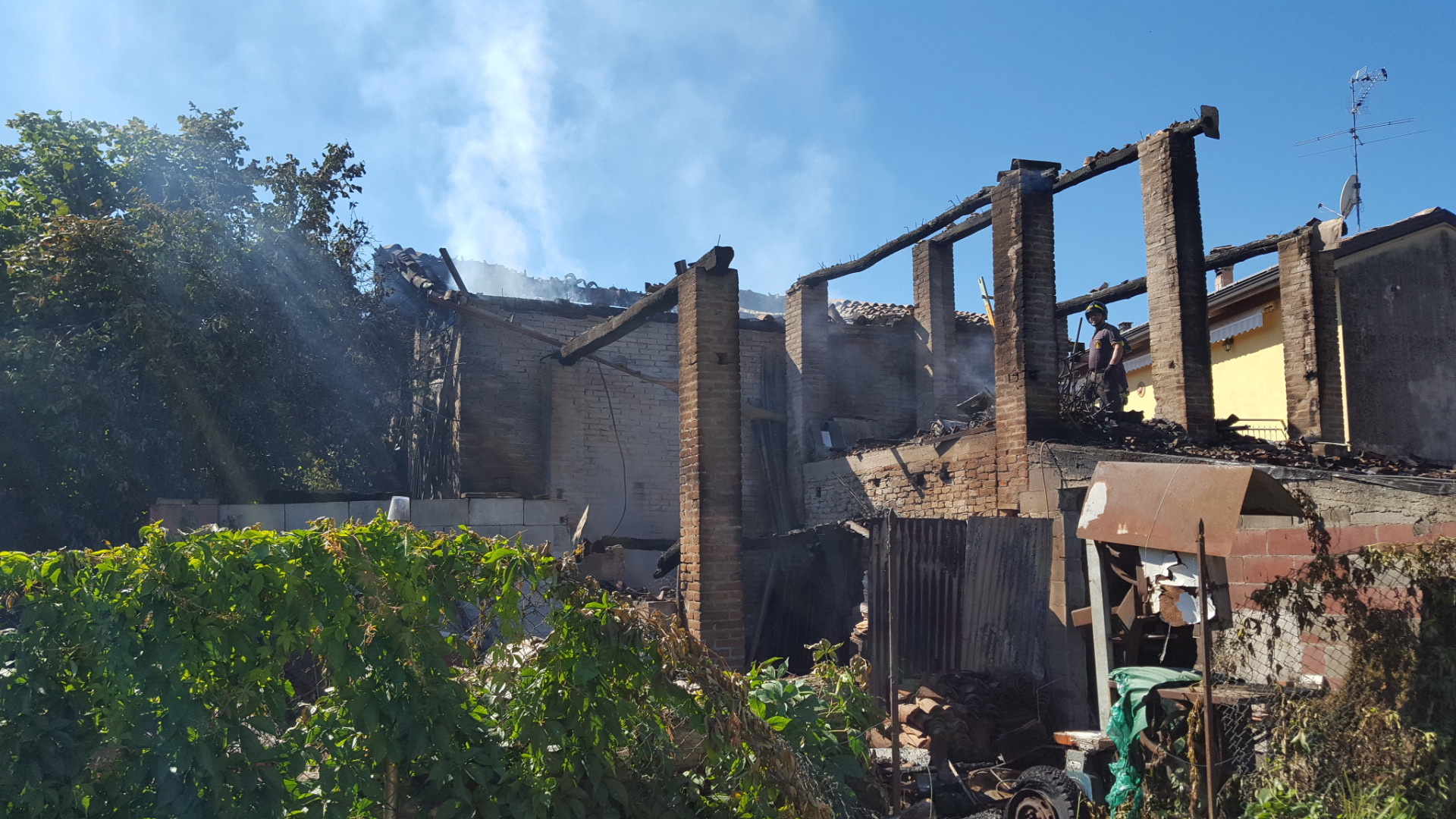 Vasto incendio in una cascina a Calendasco, danni ingenti