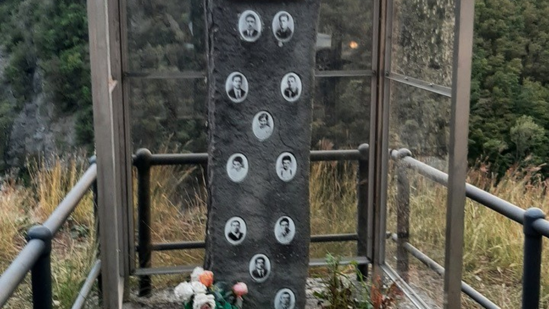 Domani il ricordo della strage dei mondariso. Protetto da una teca il monumento