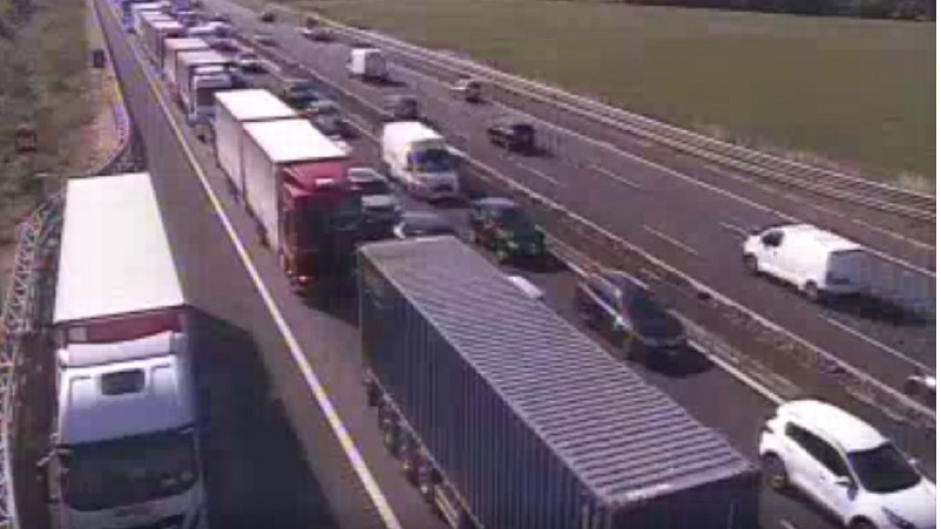 Furgone si ribalta in A1 dopo uno scontro: tre feriti. Disagi al traffico
