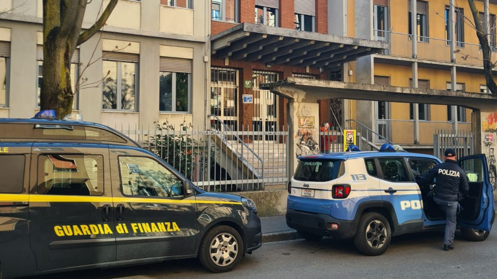 Controlli antidroga, centinaia di studenti fiutati dal cane Helly. Nessuna criticità