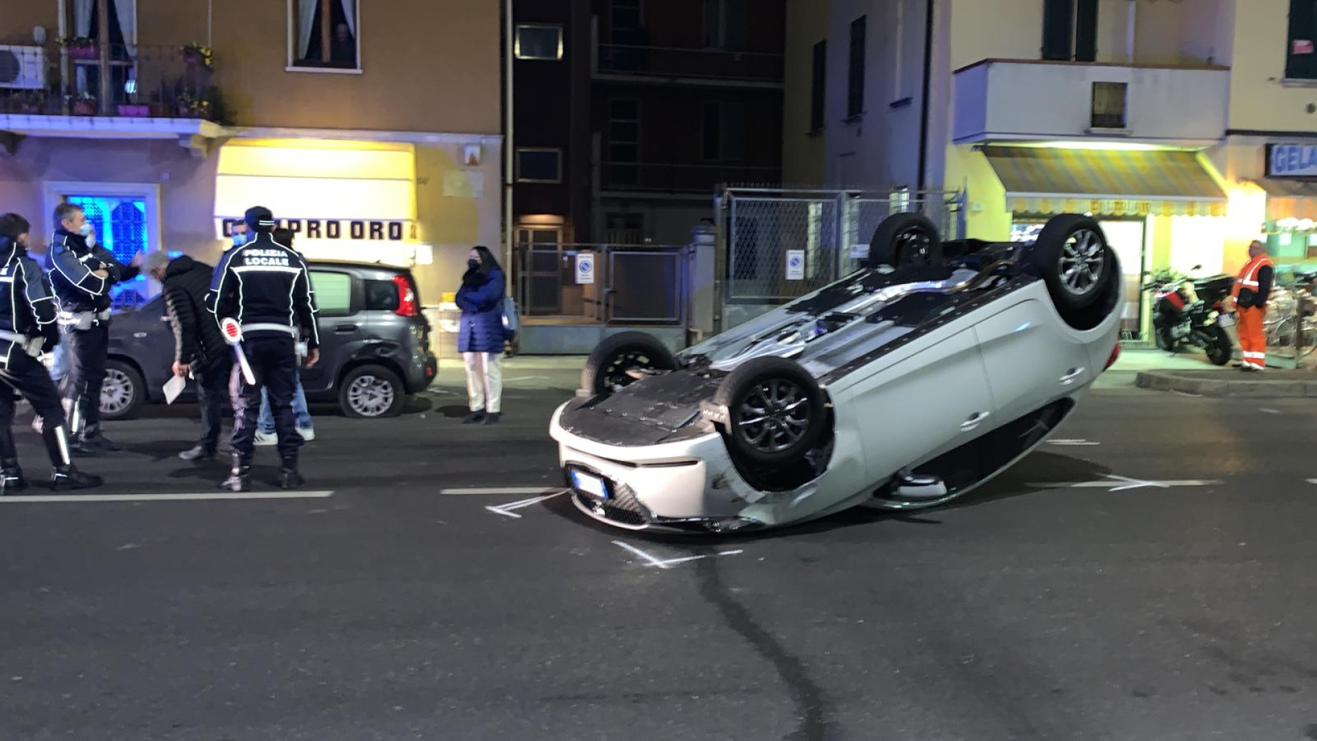 Incidente in via Emilia Parmense: auto centra una Panda in sosta e si ribalta