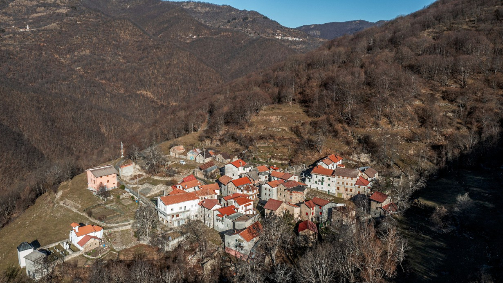 Suzzi lo sperduto borgo nella selvaggia val Boreca. Vivo d'estate, disabitato d'inverno
