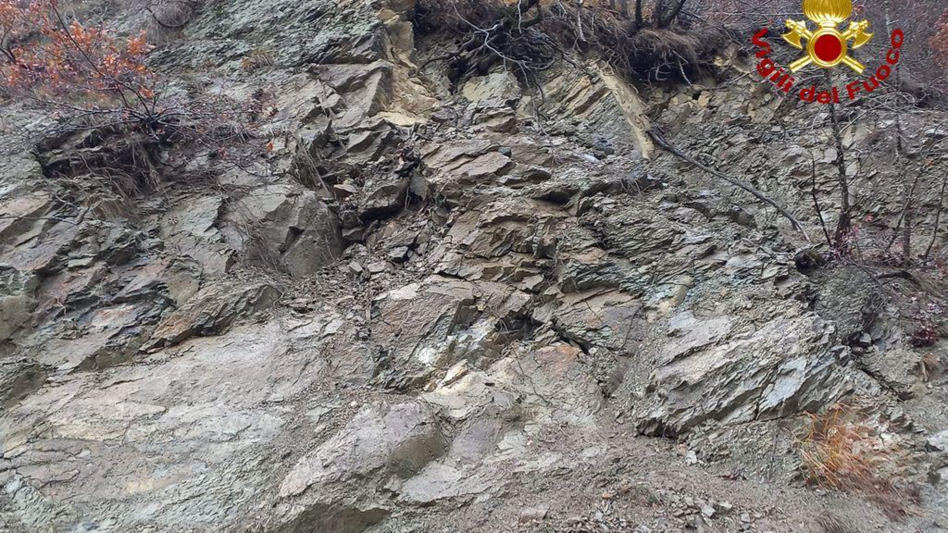 Ceci di Bobbio, masso cade sulla strada provinciale: intervengono i pompieri