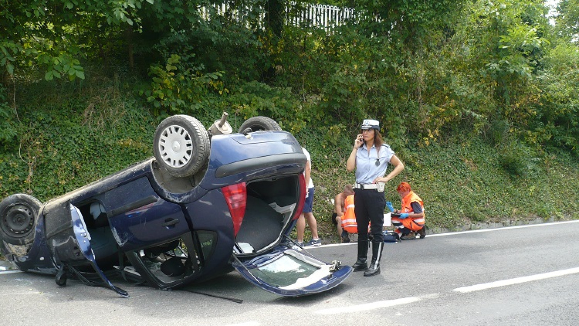 Cinque giovani si ribaltano con l’auto sulla SS45. Due feriti