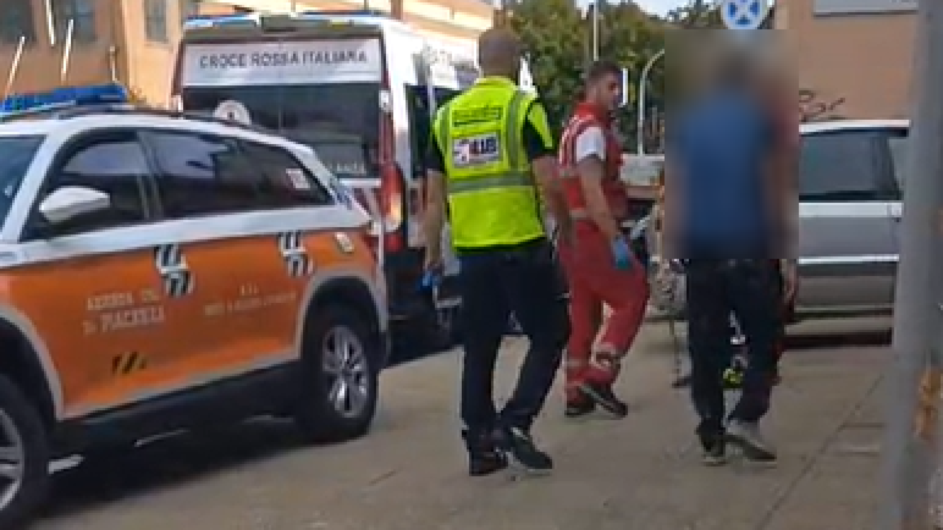 Investe un 12enne poi inveisce contro genitori e soccorritori con una spranga