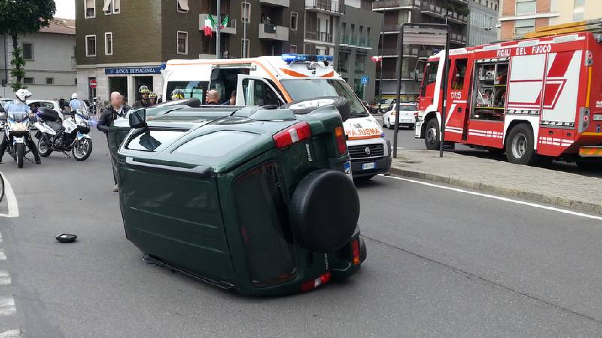 Barriera Genova: l'auto si ribalta, ma il conducente esce illeso. Traffico in tilt