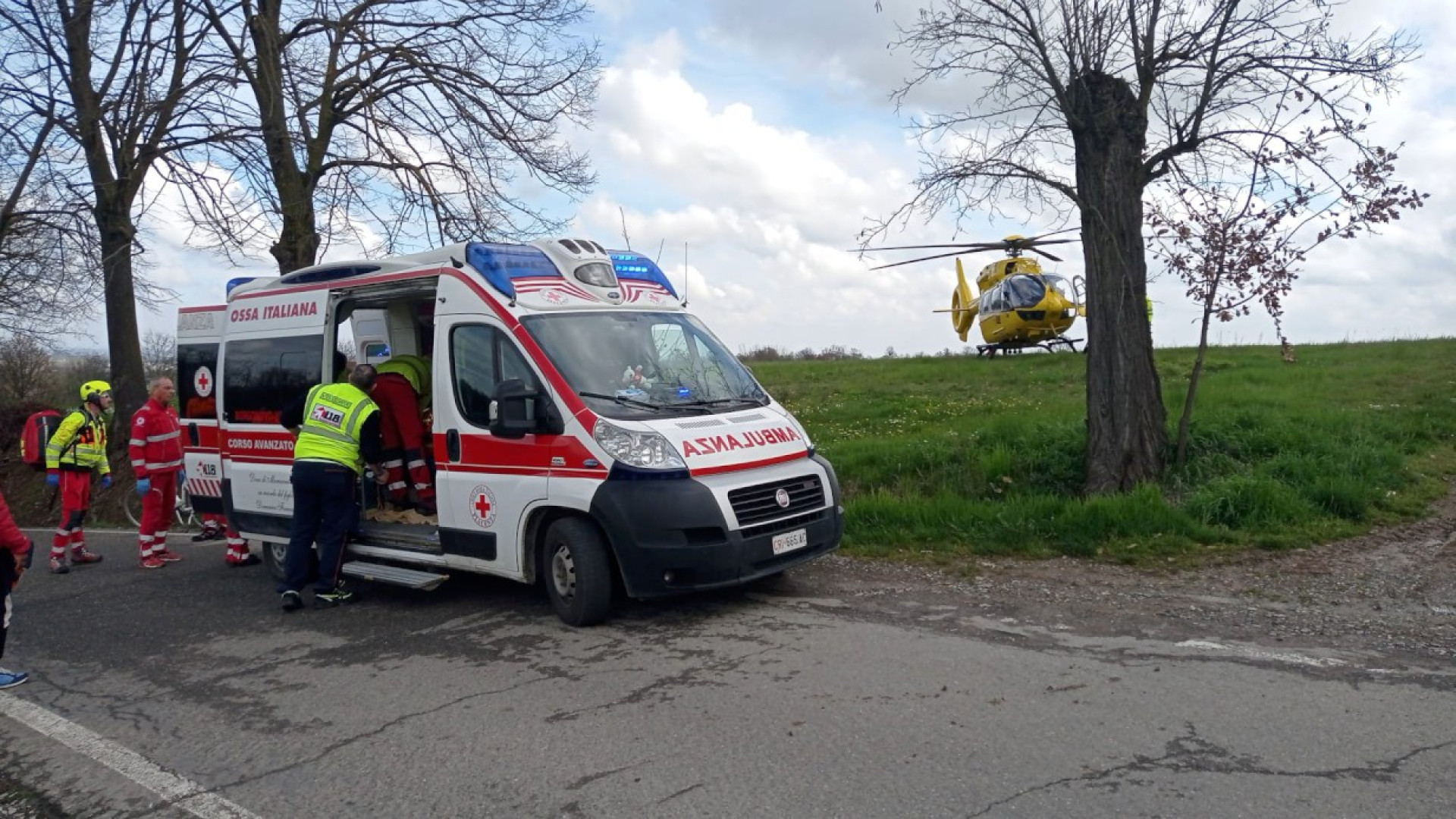Cade mentre pedala sulla strada di Seminò, grave ciclista  trasportato a Parma