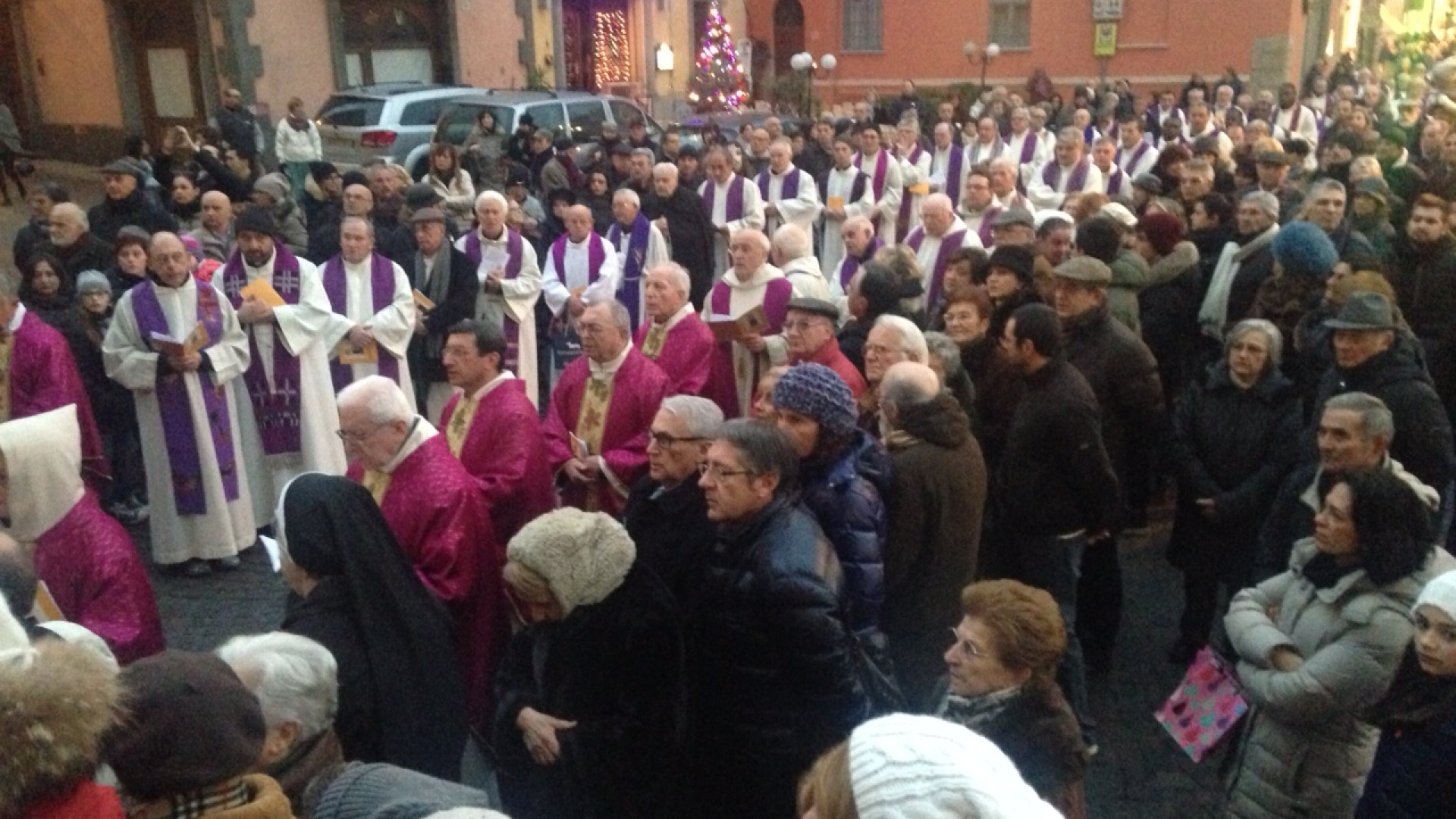 Folla per l'apertura della Porta della Misericordia. Foto