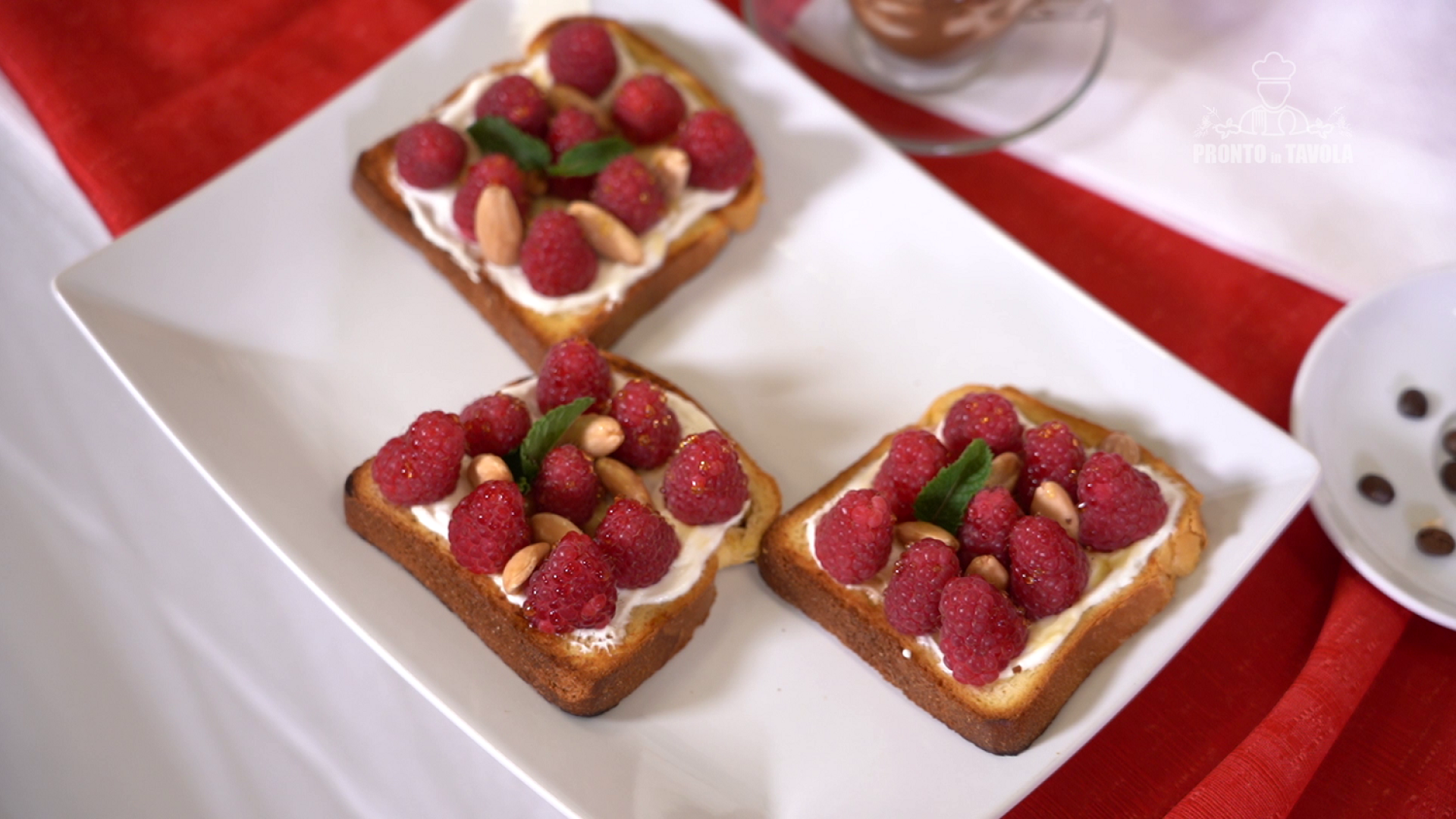 Pane dorato alla cannella con yogurt greco e lamponi