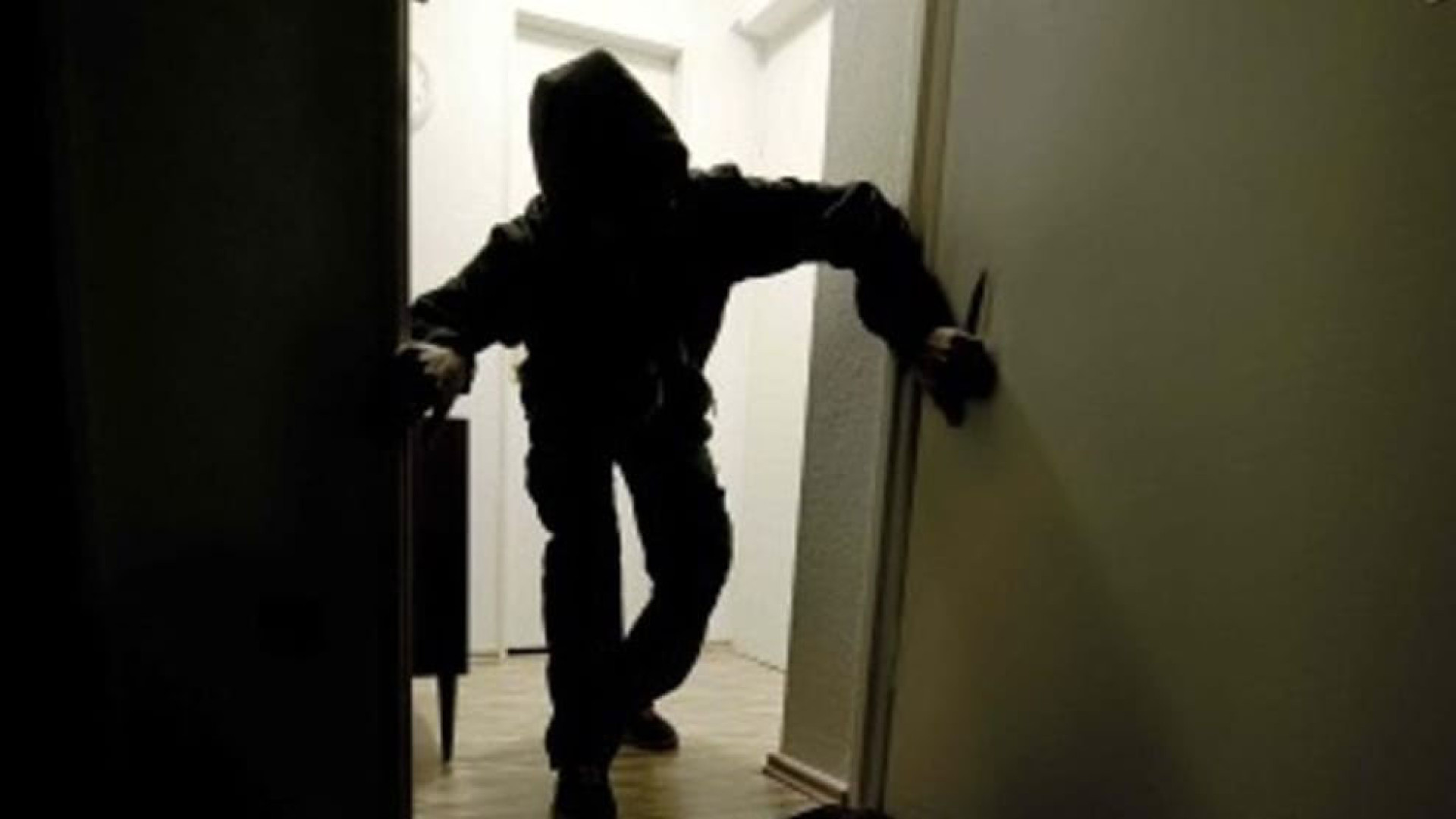 Sfonda la porta di un'abitazione in centro ma scatta l'allarme. Ladro in fuga