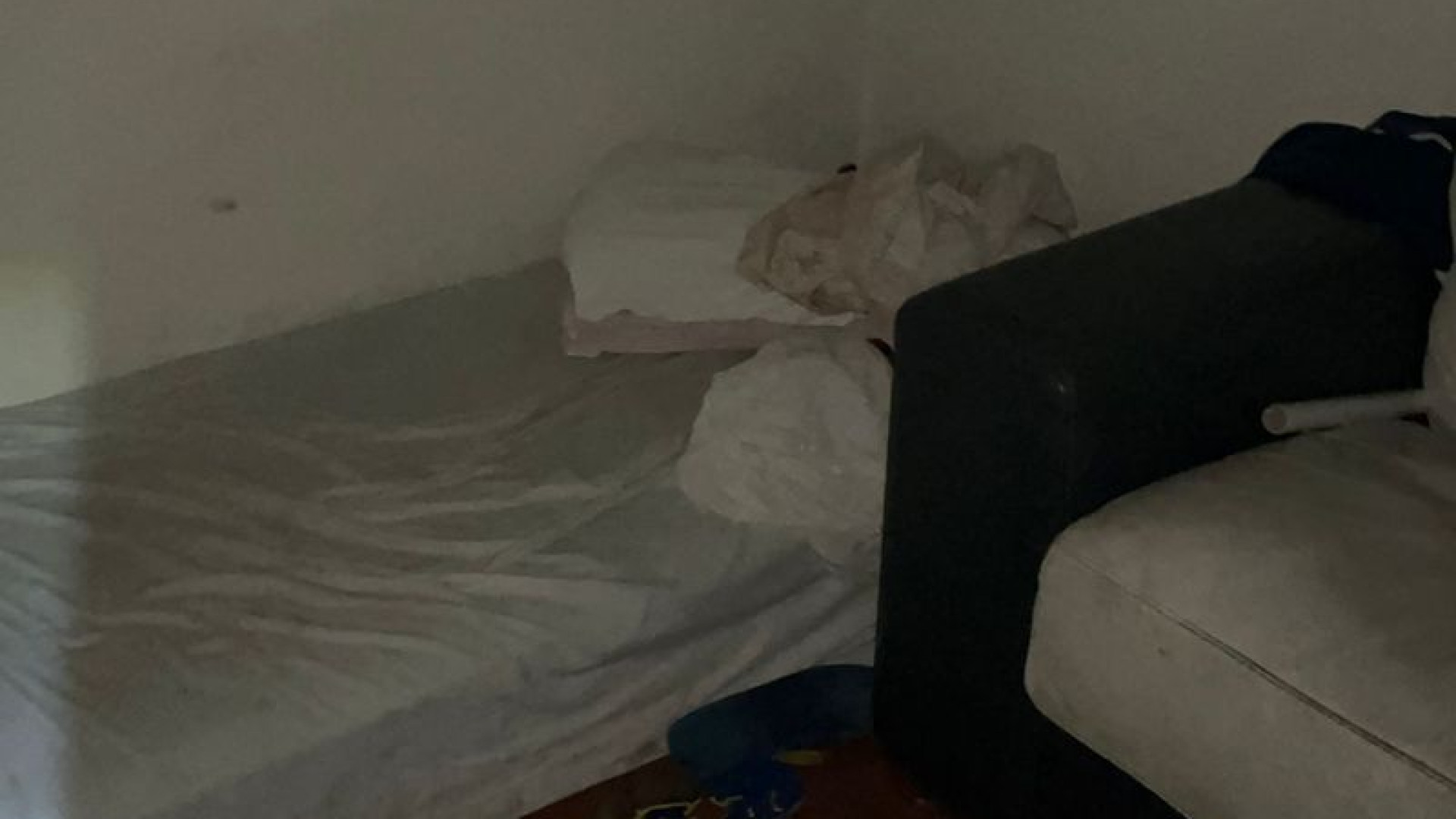 Uomo aggredito in stazione, residenti esasperati: "Locali occupati abusivamente"