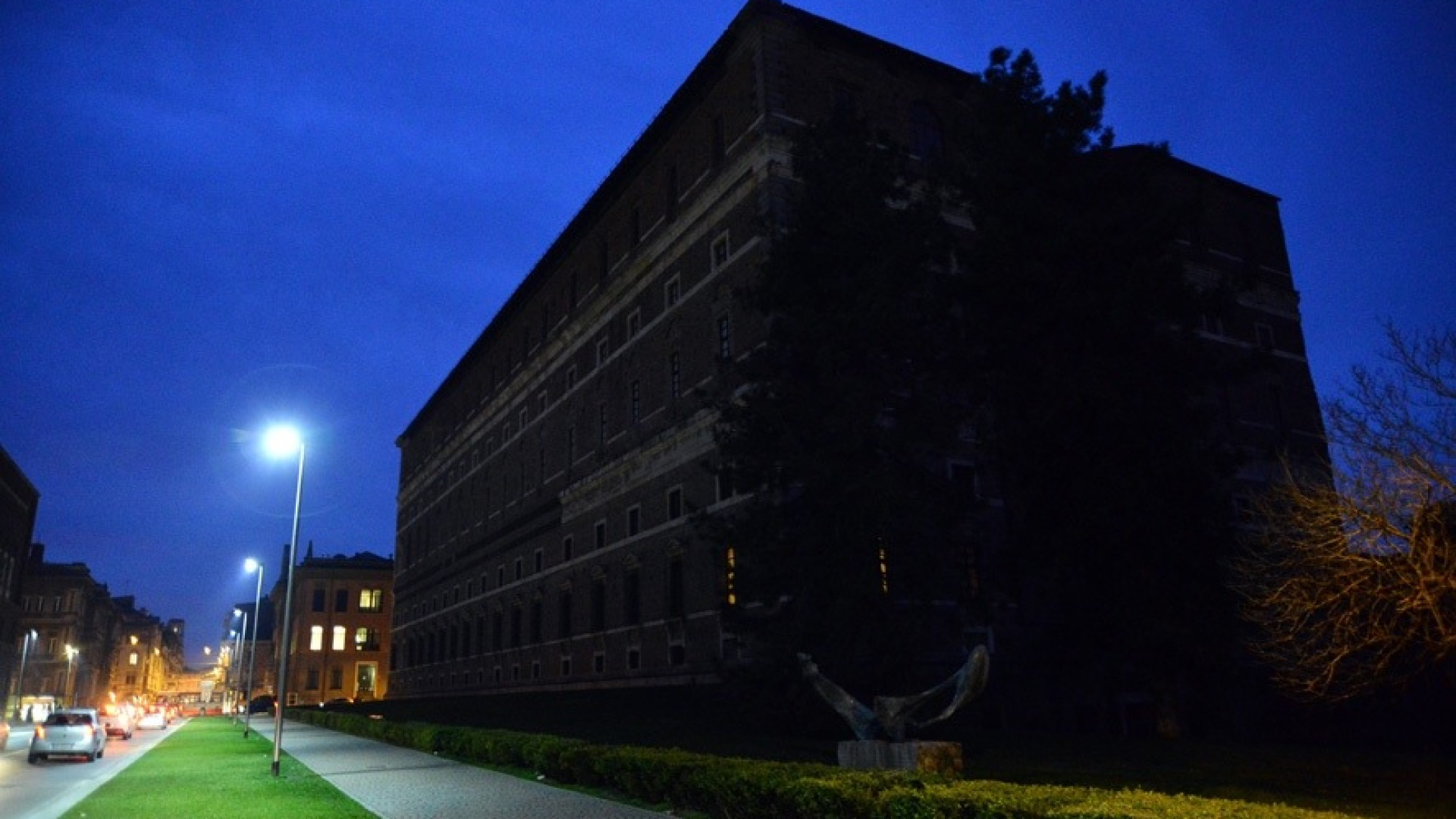 Domani tante le iniziative per "M'illumino di meno". Luci spente e alberi piantati