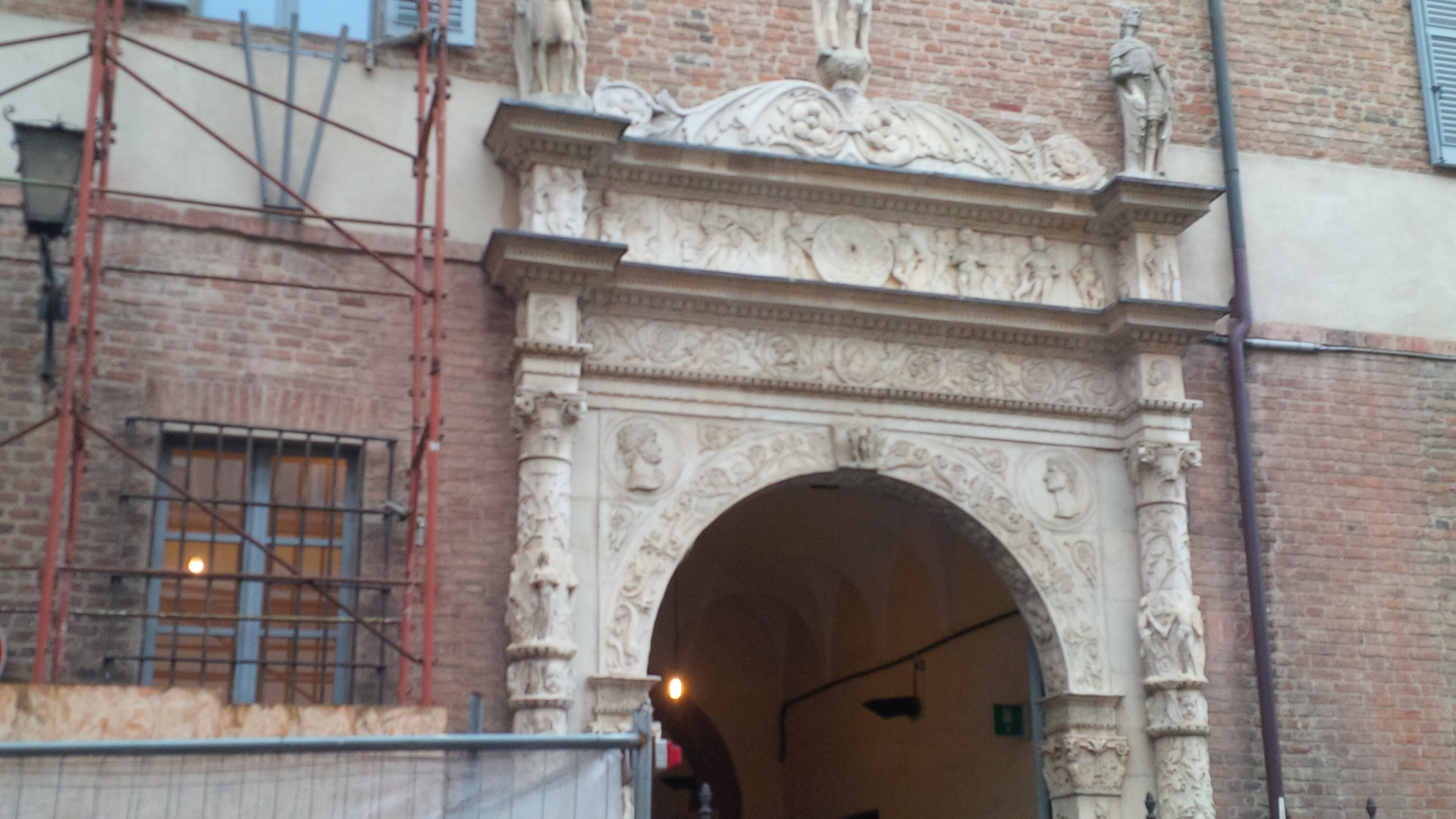 Sgarra l’orario di rientro a casa, adolescente picchiata dal padre
