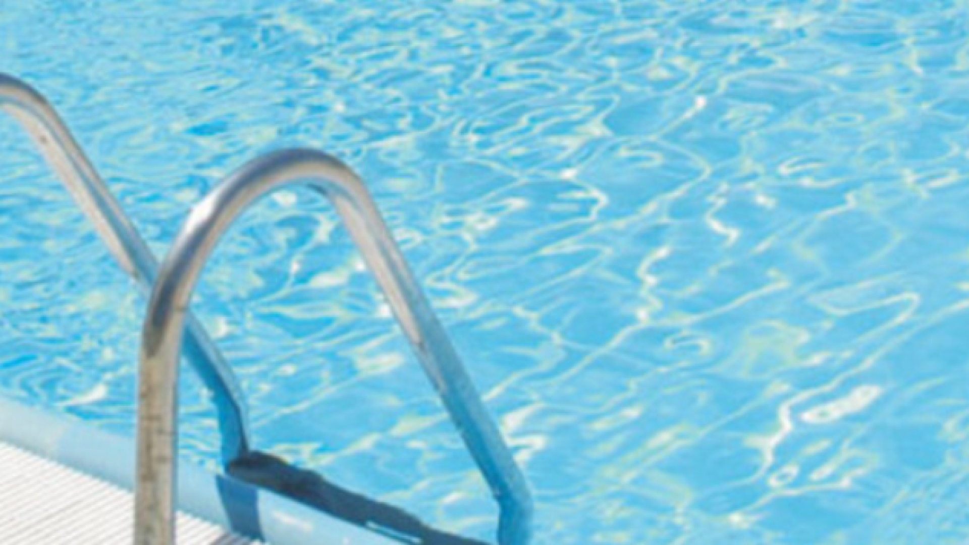 Rischia di annegare in piscina: bagnino e infermiera salvano bimbo di 7 anni