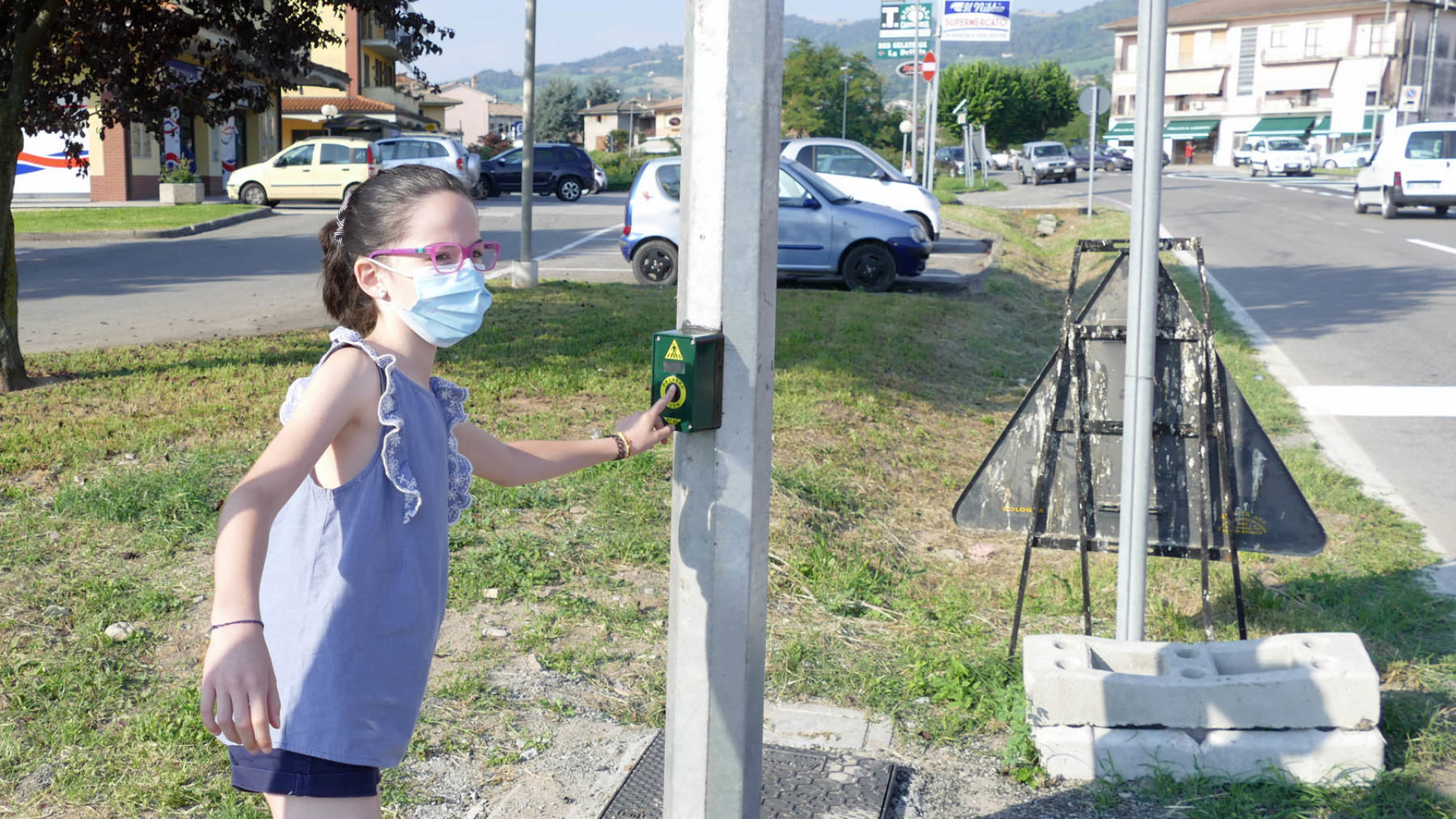 Trevozzo, gli alunni accendono il nuovo semaforo sulla provinciale