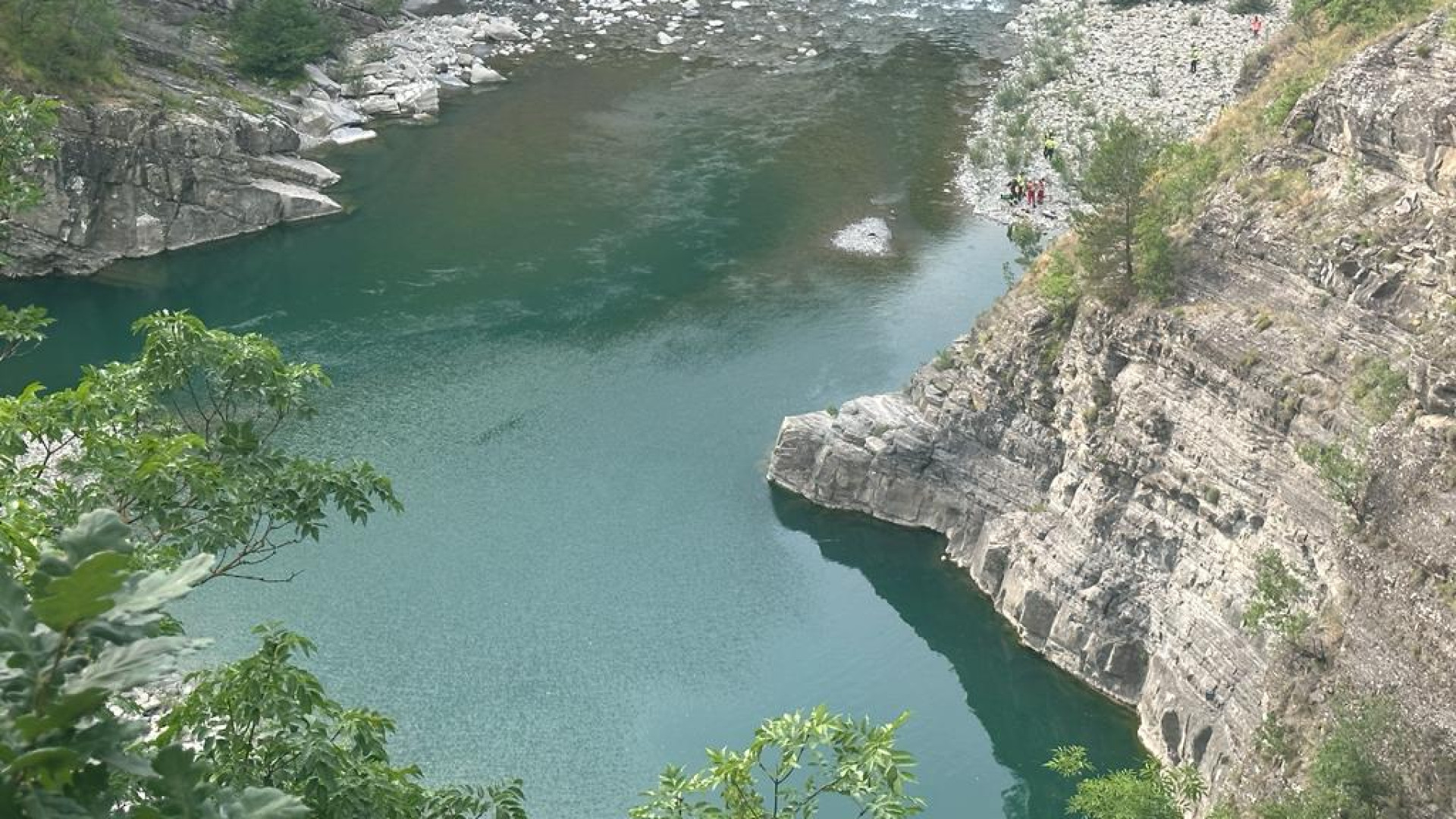 Tragedia in Trebbia: scende in acqua per rinfrescarsi, muore operaio
