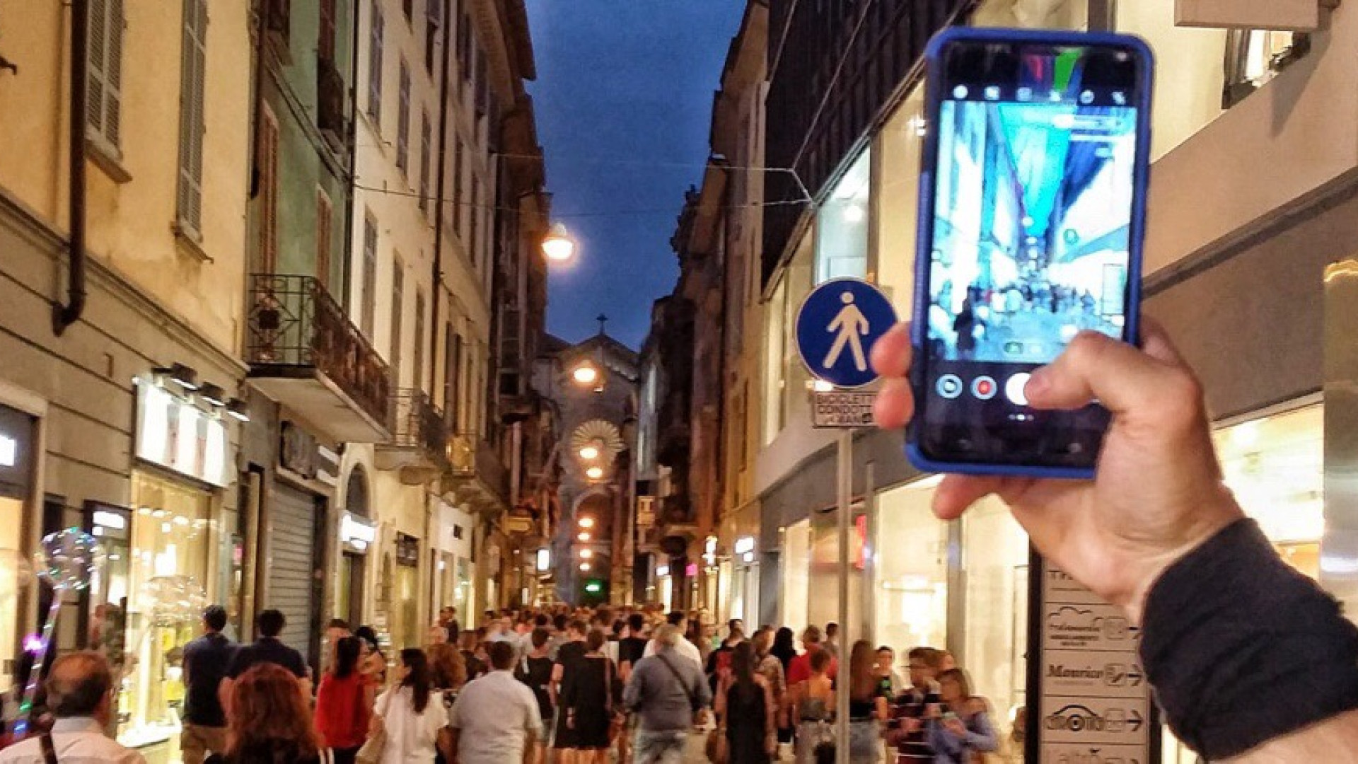 I Venerdì Piacentini partono con il botto: migliaia di persone invadono il centro. FOTO E VIDEO