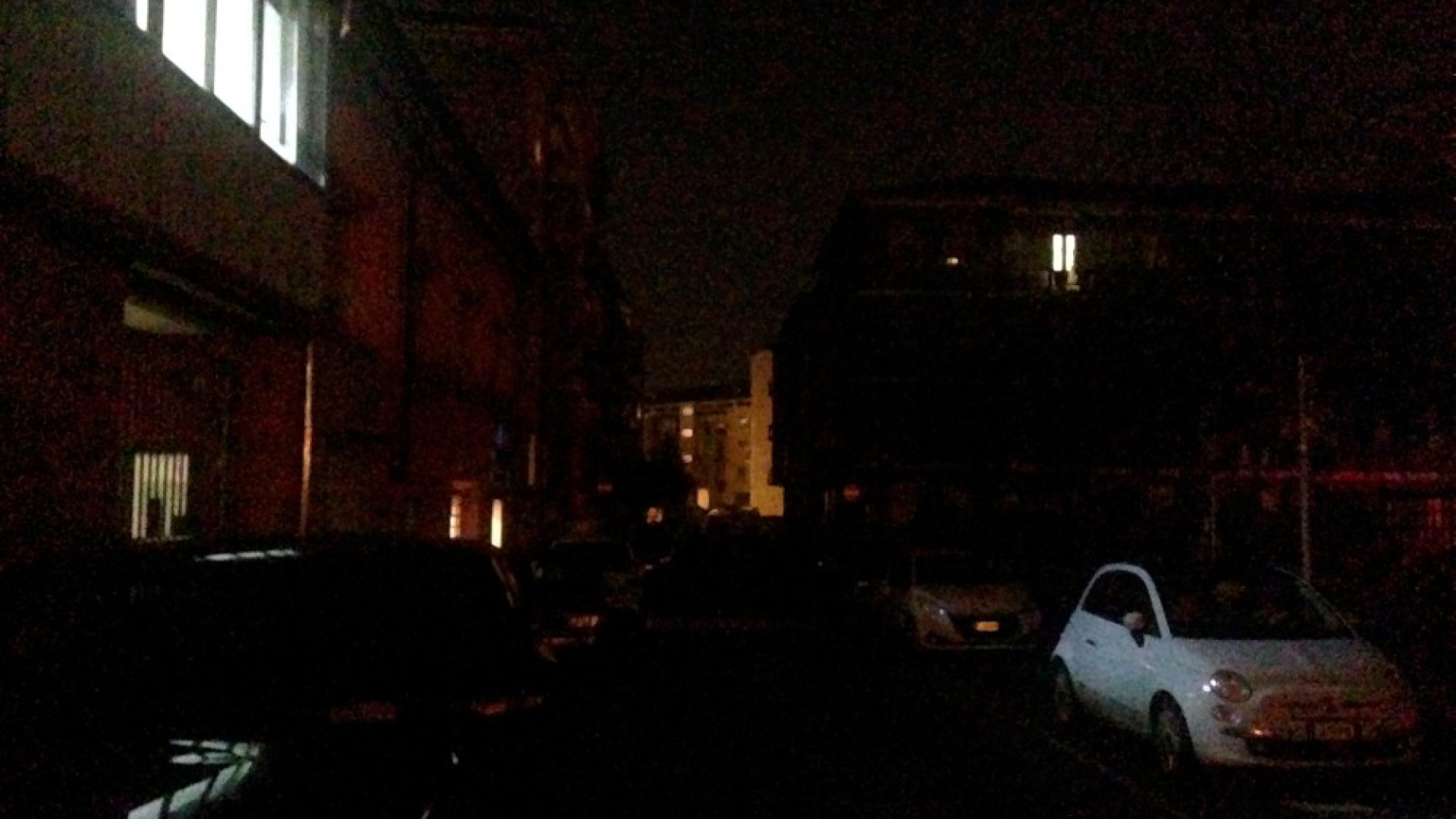 Guasto alla illuminazione pubblica, black-out in zona stazione. Strade e marciapiedi al buio