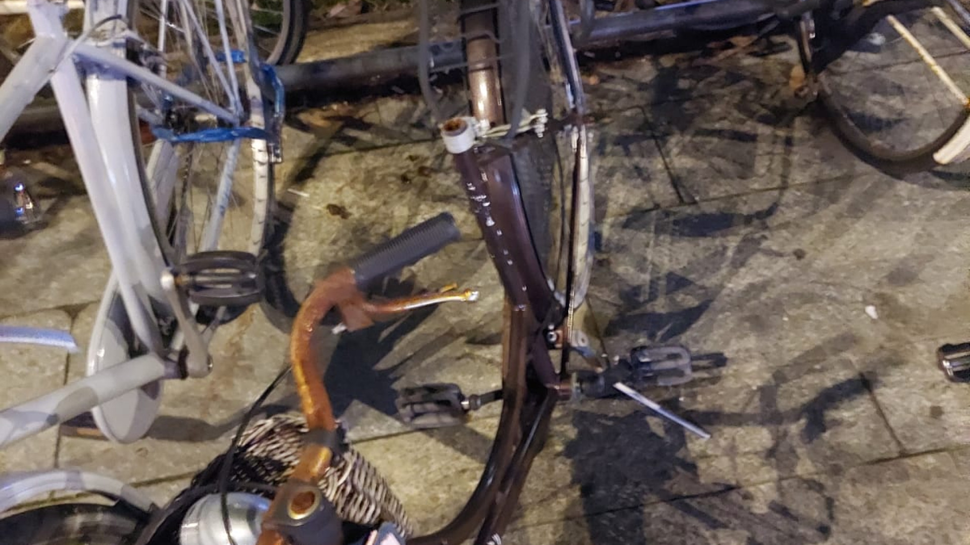 "Piacere Piacenza", ma nei paraggi bici vandalizzate e totem danneggiati