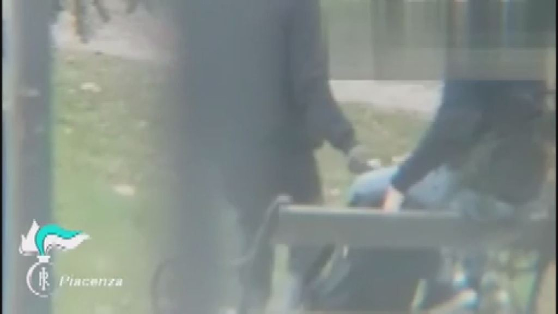 Profugo minaccia di morte un compagno con il coltello ma si ferisce