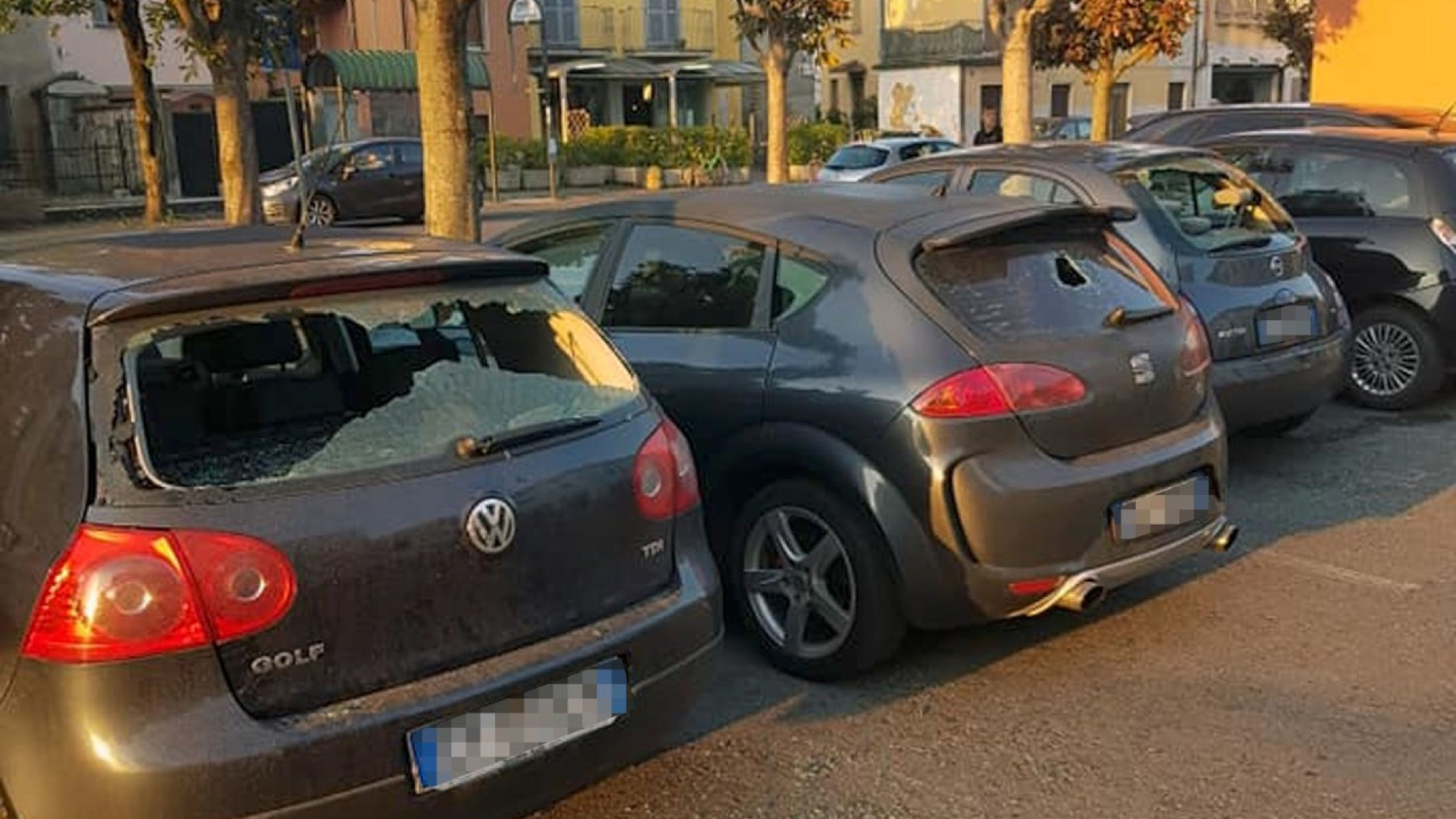 Vandali nella notte a Borgonovo, distrutti i lunotti di cinque auto