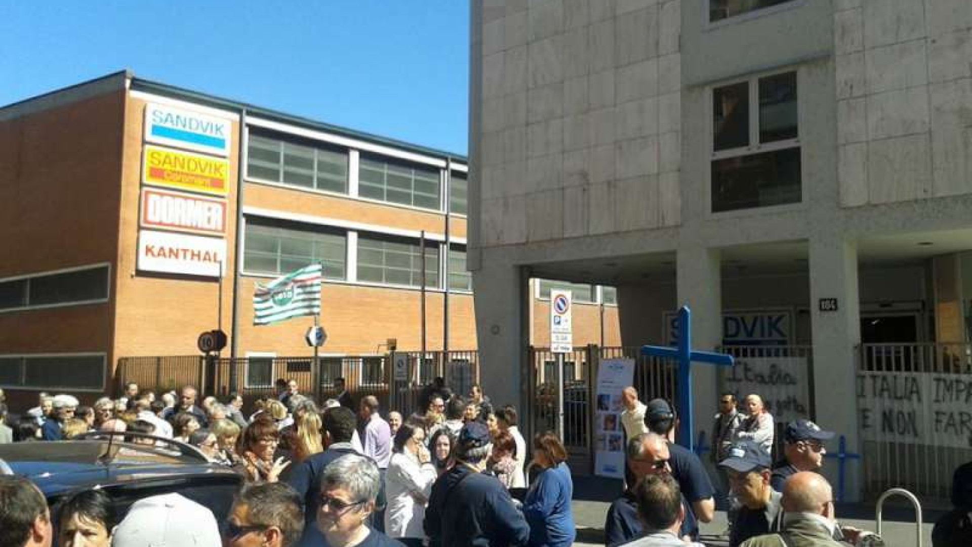 Sandvik: 57 lavoratori piacentini sotto la sede di Milano. Solidarietà dei colleghi