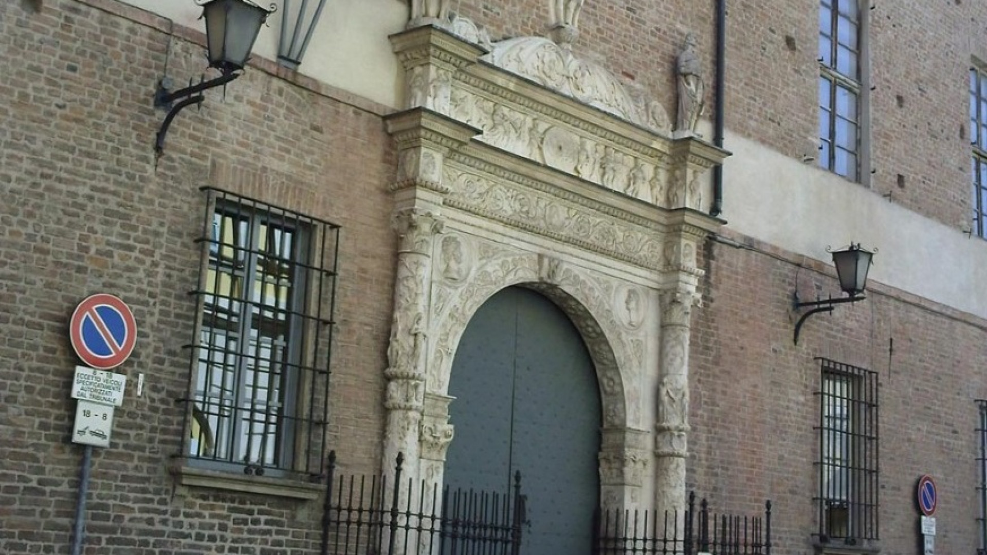 L'ex moglie e l'ex compagna: "Non ha mai pagato gli alimenti". A processo