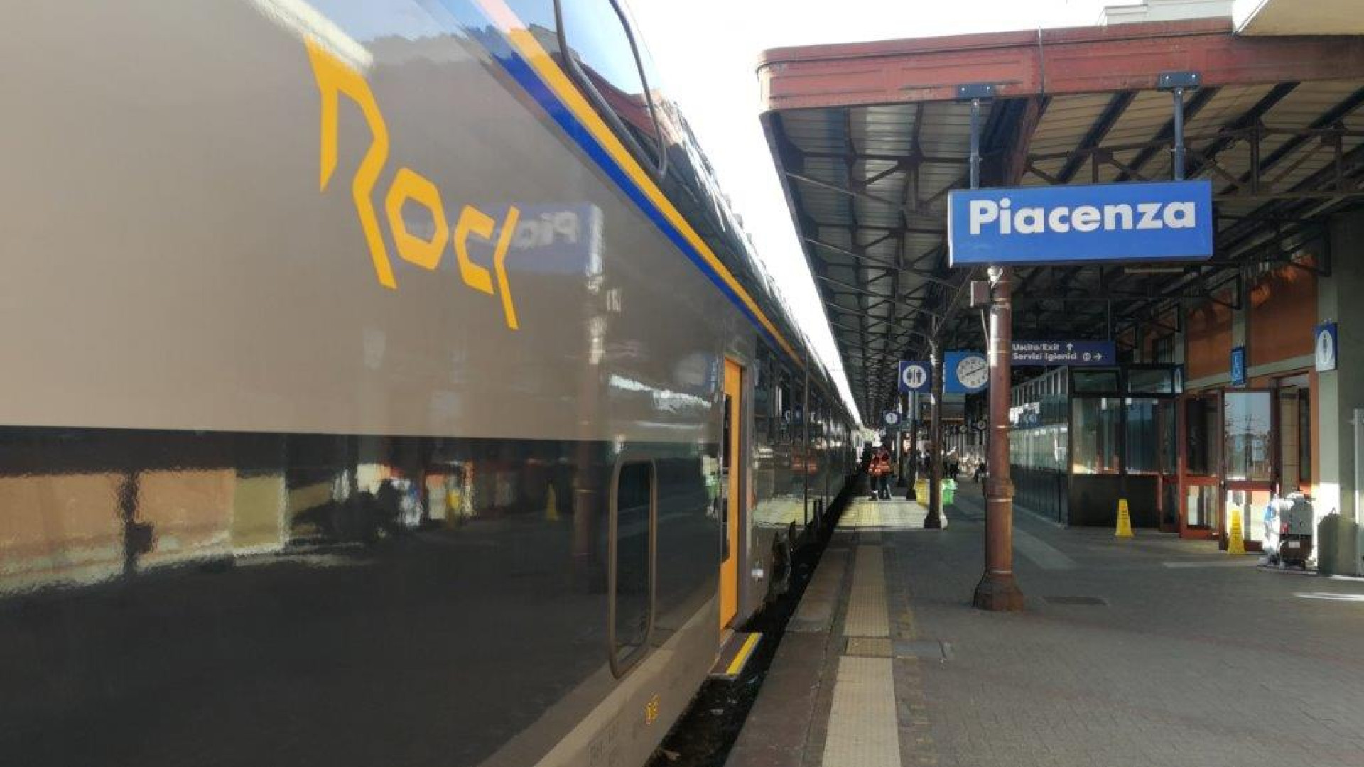 Treni, ancora ritardi e disagi in stazione a Piacenza: "Serve un raddoppio dei convogli"