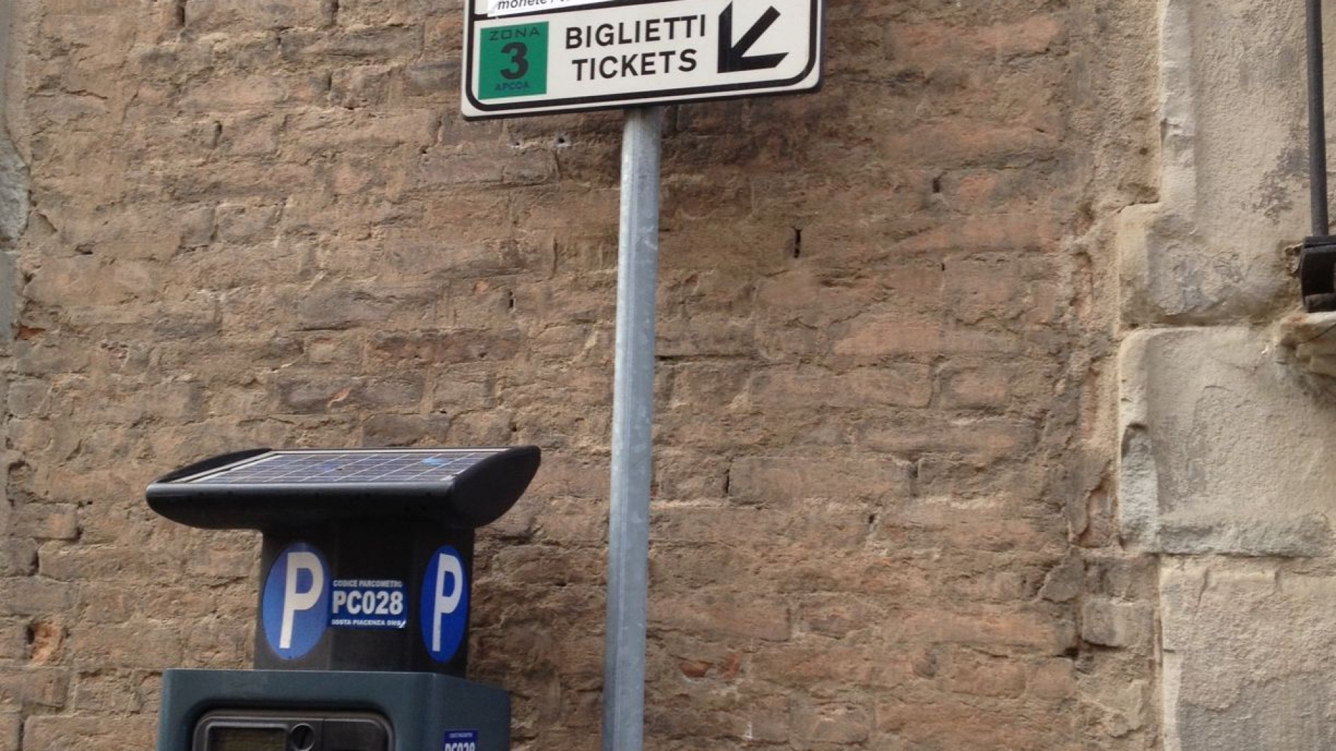 Parcometri, sanzione e penale per chi lascia l'auto negli spazi blu senza pagare