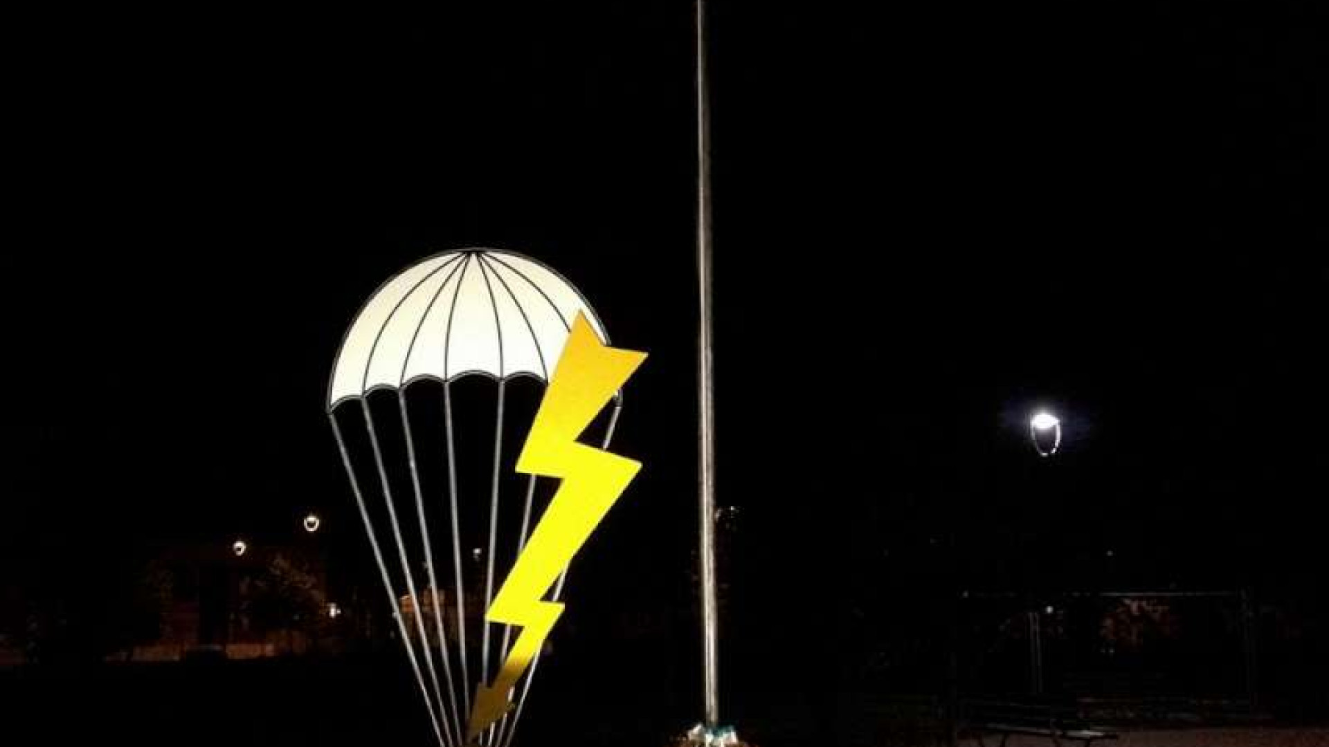 Stasera passa la "Staffetta degli ideali". Una corona al monumento dei parà