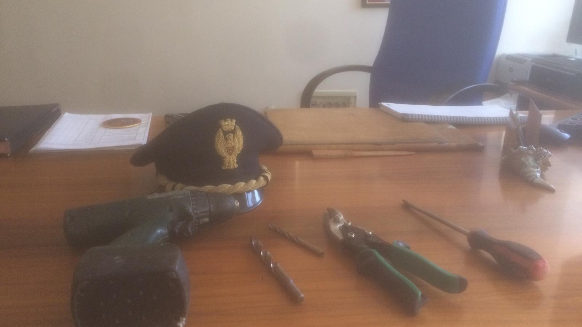 Tentano di scassinare il distributore del latte: ladri catturati e denunciati
