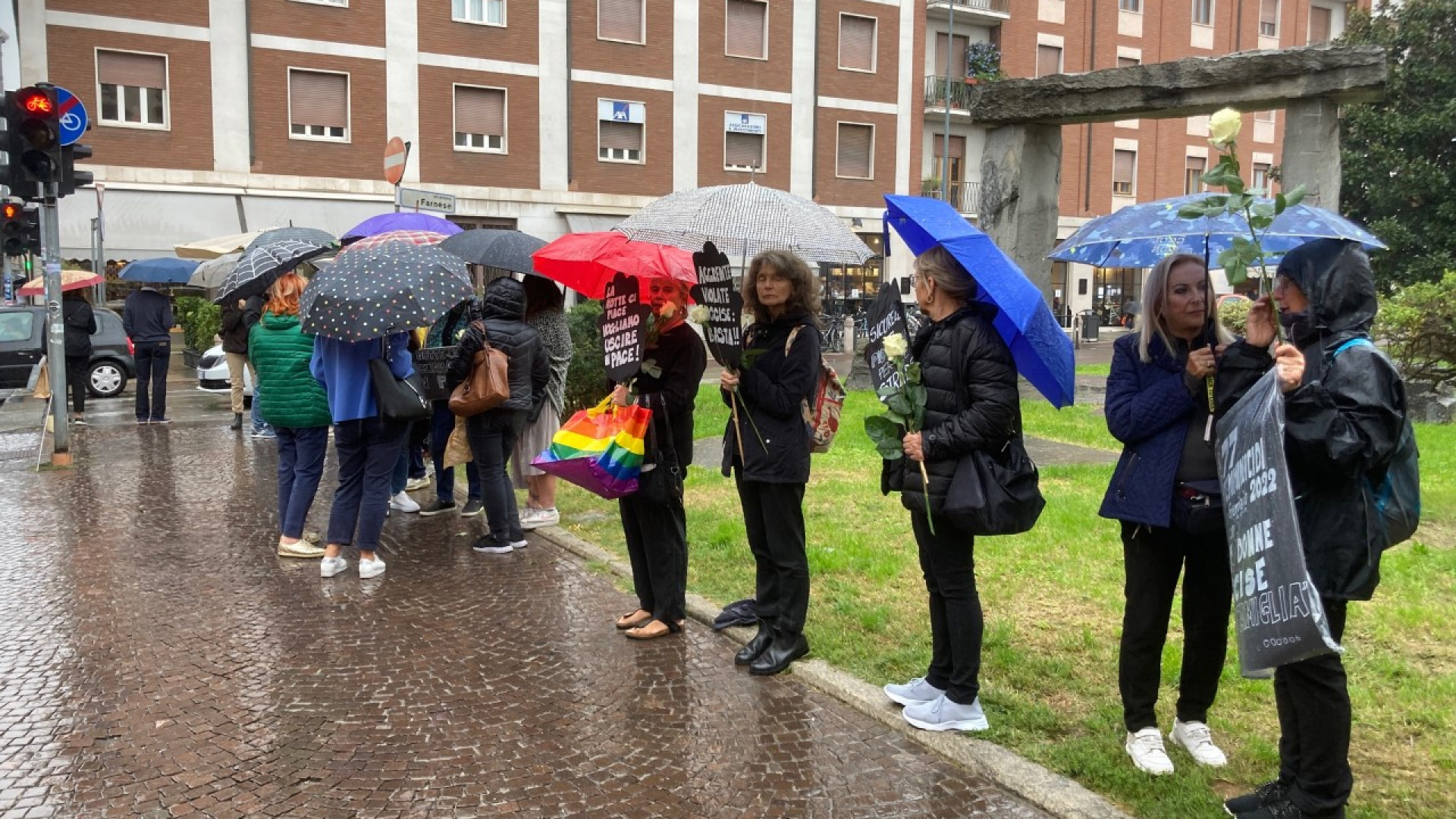 Sit-in contro la violenza sulle donne. La mamma di una vittima: "Ora basta"