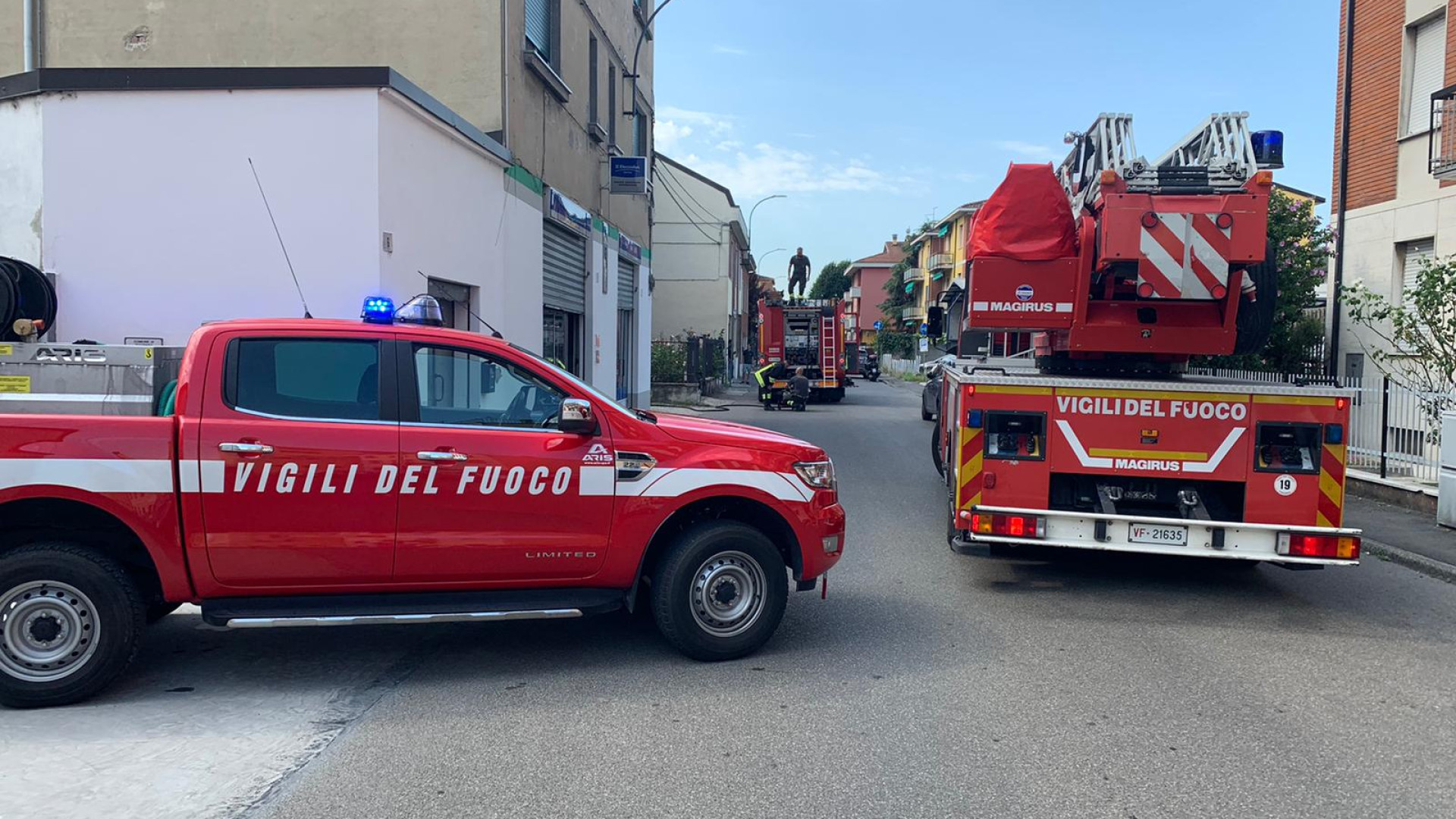 Paura in via Locati, garage in fiamme. Incendio domato dai vigili del fuoco