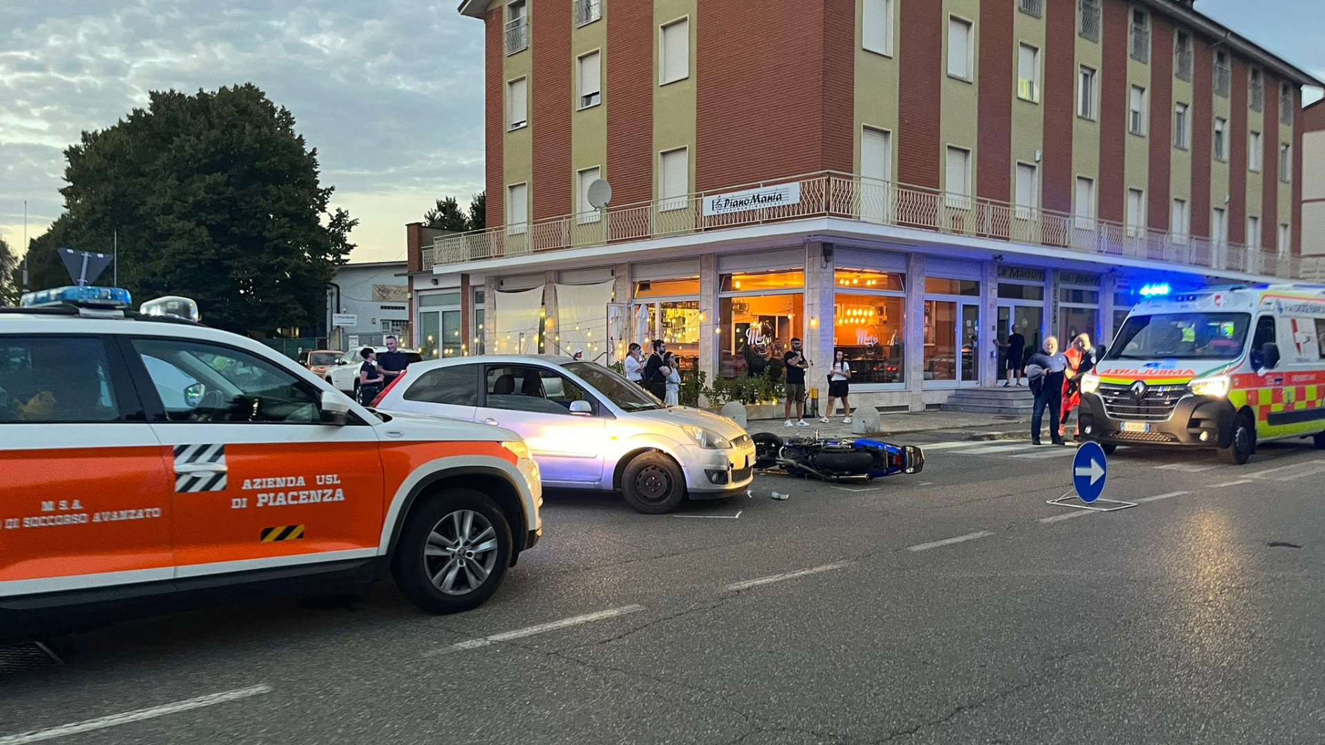 Auto contro moto in via Beati e in via Panini, due giovani finiscono all'ospedale