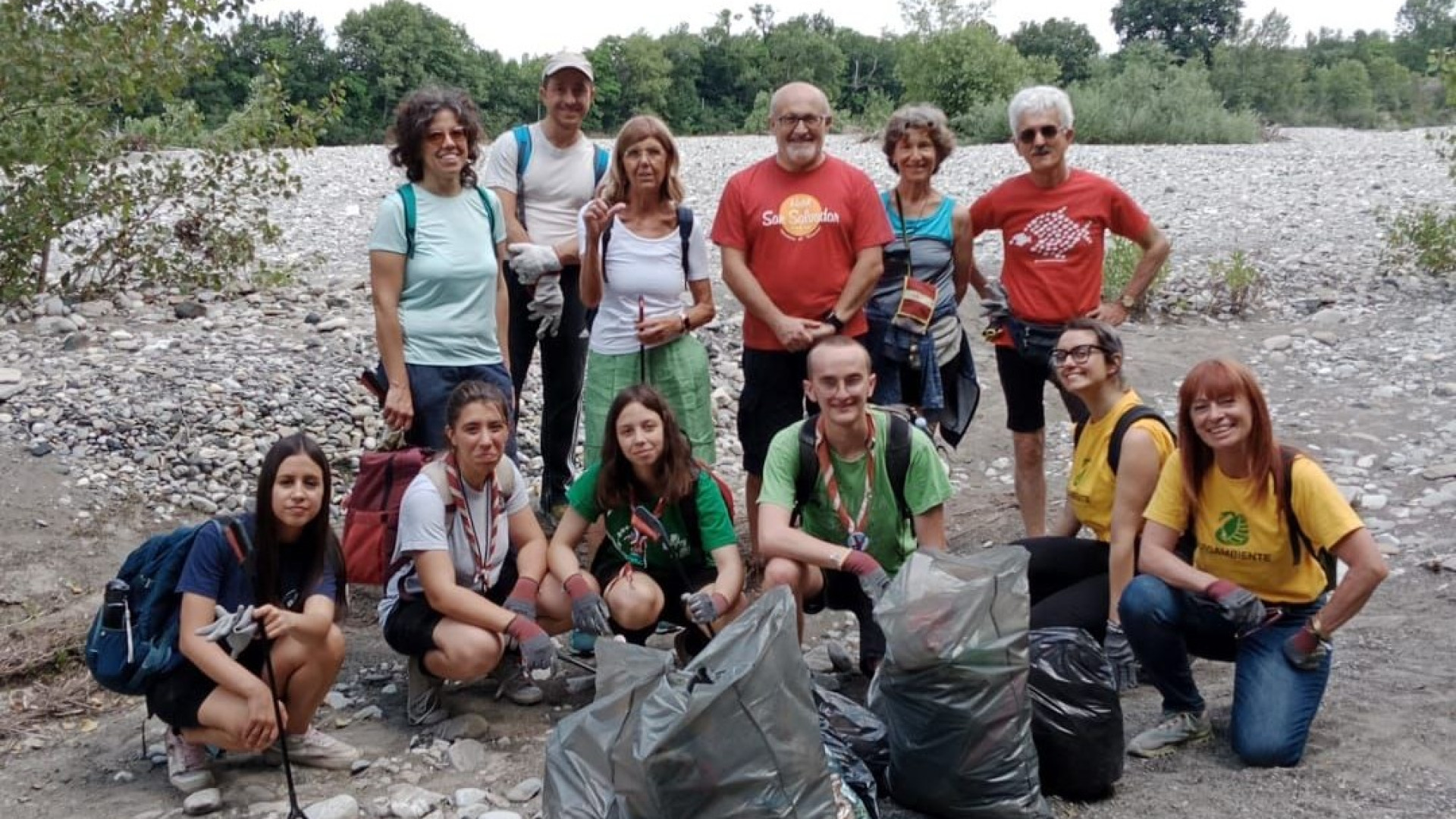 Copertoni, bombole del gas e brandine rotte: Legambiente ripulisce le rive del Trebbia